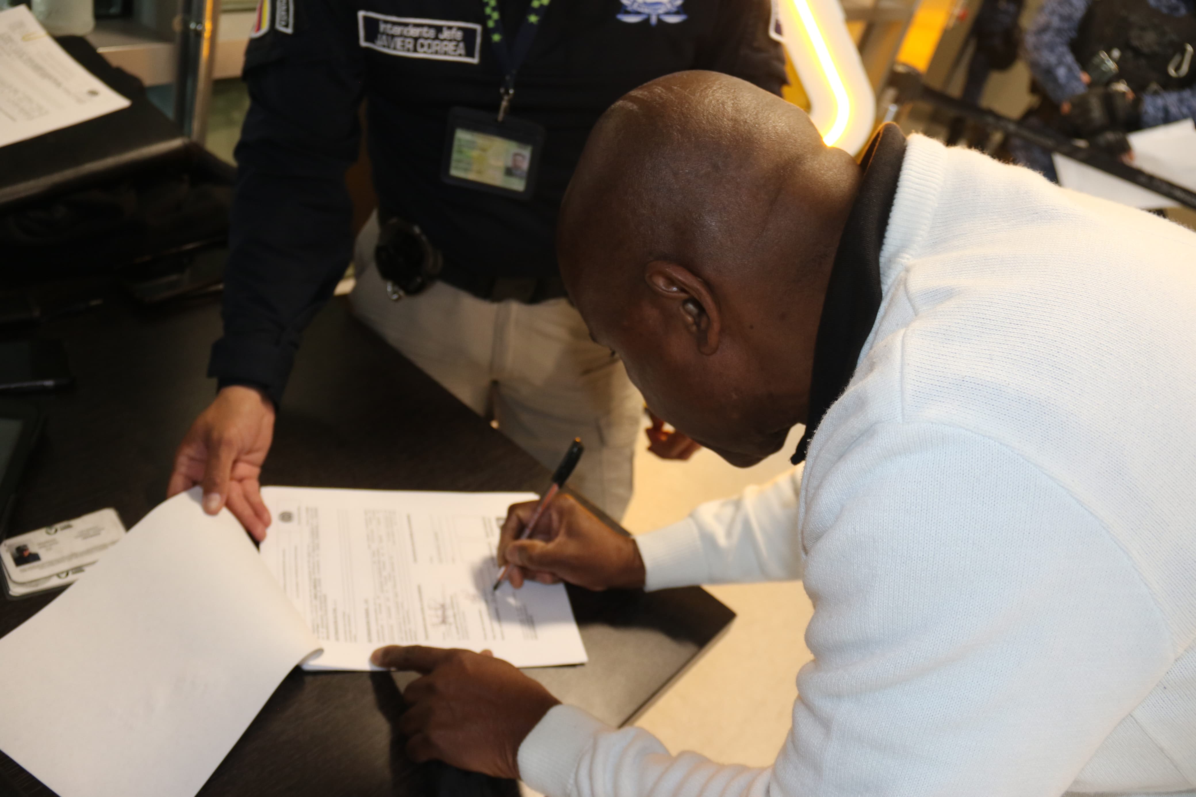 Omar Ambuila, firmando los papeles de su extradición.