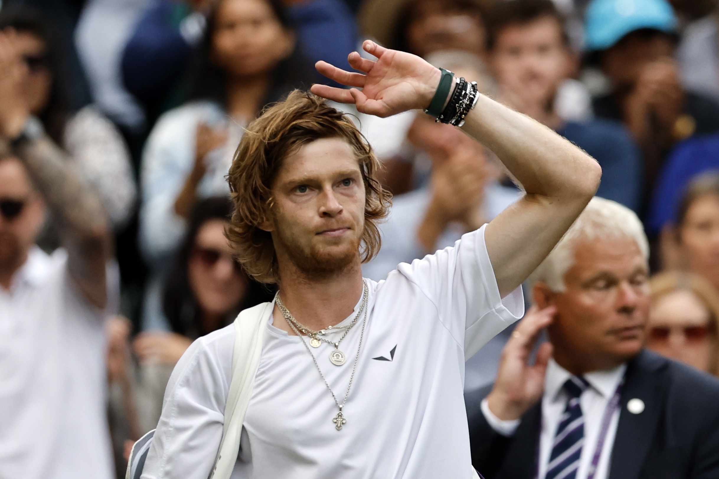Wimbledon (United Kingdom), 11/07/2023.- Andrey Rublev of Russia gestures to the crowd as he leaves after losing against Novak Djokovic of Serbia in their Men's Singles quarter final match at the Wimbledon Championships, Wimbledon, Britain, 11 July 2023. (Tenis, Rusia, Reino Unido) EFE/EPA/TOLGA AKMEN EDITORIAL USE ONLY