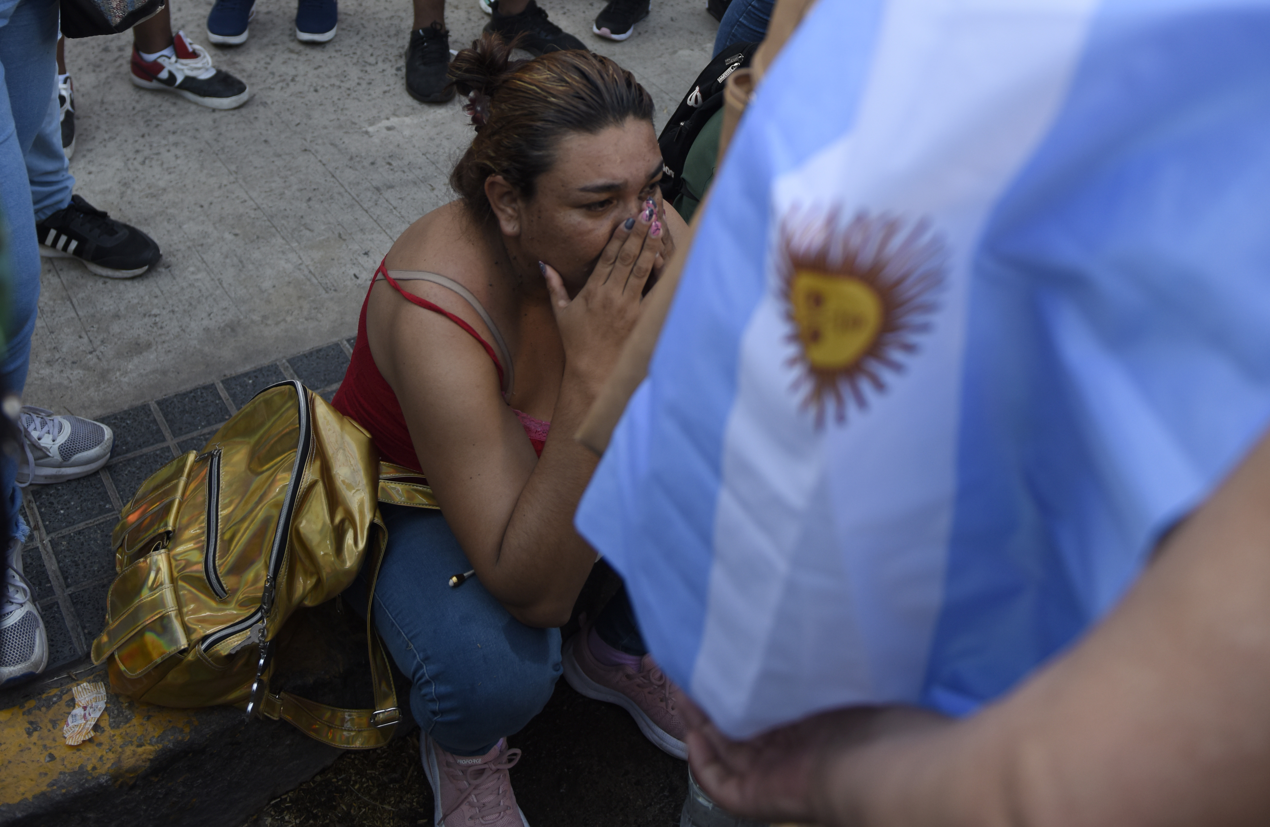 AME8349. BUENOS AIRES (ARGENTINA), 06/12/2022.- Manifestantes expresan su descontento frente a los tribunales federales de Comodoro luego de escuchar el fallo que condena a seis años de prisión a la Vicepresidenta Cristina Fernández de Kirchner, hoy en Buenos Aires (Argentina). La primera condena judicial que la vicepresidenta argentina, Cristina Fernández, recibe por hechos de corrupción durante sus mandatos como presidenta (2007-2015), es por ahora el último capítulo de su engrosado historial judicial, que incluye varias acusaciones, en algunas de las cuales fue, el menos por ahora, sobreseída. EFE/Matías Martin Campaya