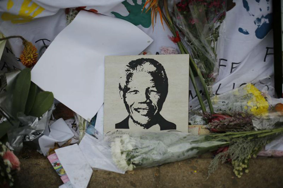 Mandela sigue «respondiendo positivamente al tratamiento»