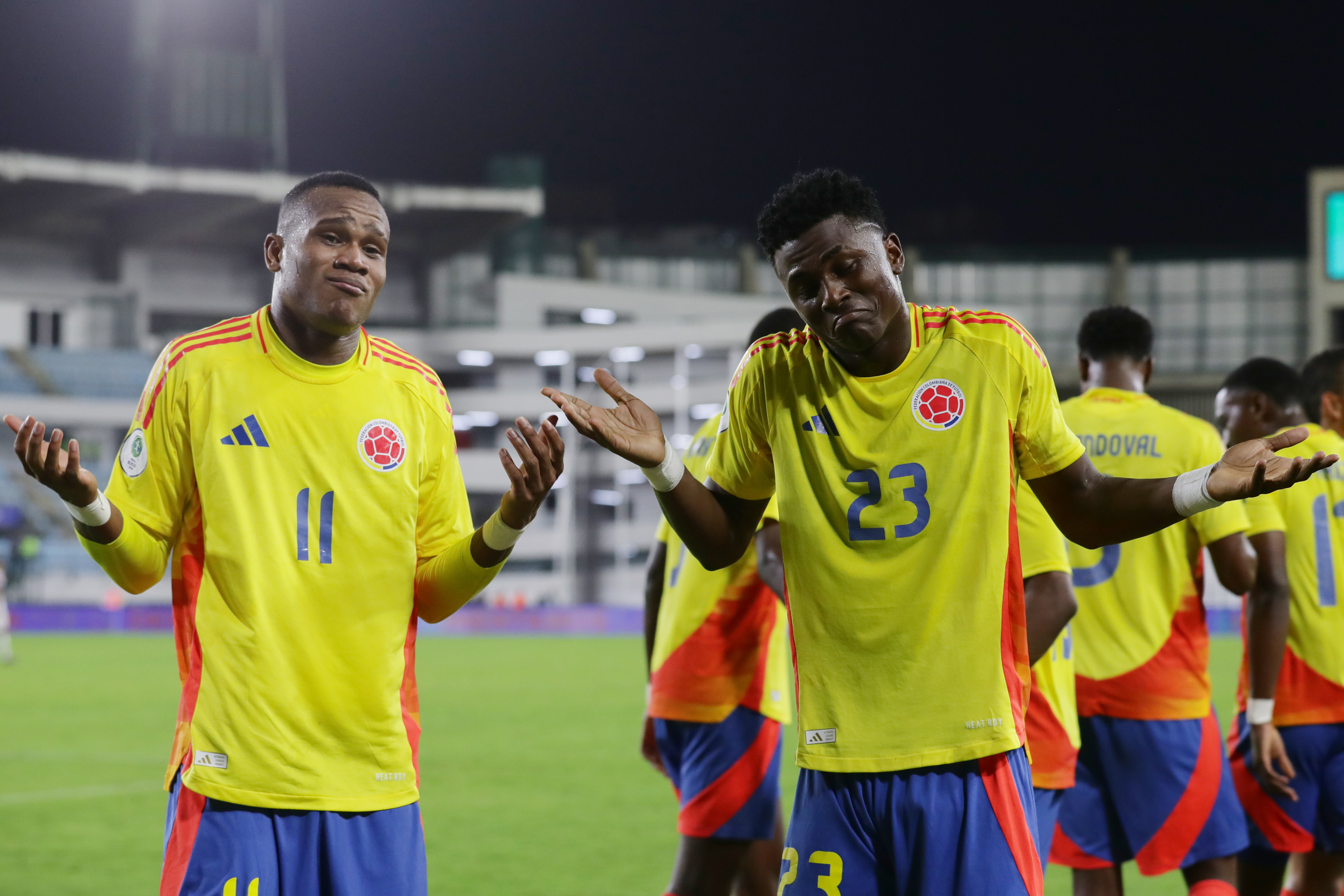 AME7149. CARACAS (VENEZUELA), 04/02/2025.- Neiser David Villarreal (d) y Andy Duván Batioja de Colombia celebran un gol este martes, en un partido del hexagonal final del Campeonato Sudamericano sub-20 entre las selecciones de Colombia y Paraguay, en el Estadio Nacional Brígido Iriarte en Caracas (Venezuela). EFE/ Ronald Peña
