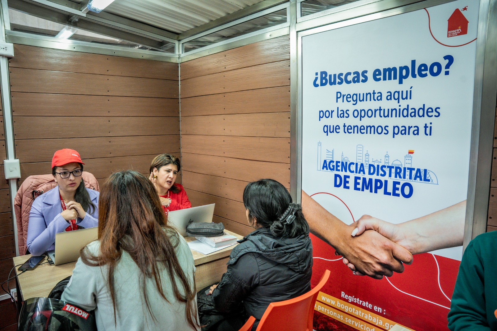 Bogotá le hace frente al desempleo: indicador bajó a 6,5 % y la ciudad sumó 177 mil empleos