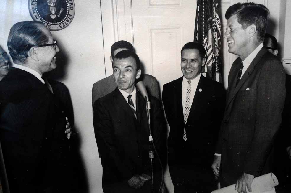 Una fotografía de archivo sin fechar cedida por la familia Plazas, muestra al presidente estadounidense John F. Kennedy (d) junto al beneficiario de la Alianza para el Progreso Argelín Plazas García (2-i) en la Casa Blanca en Washington (Estados Unidos). EFE