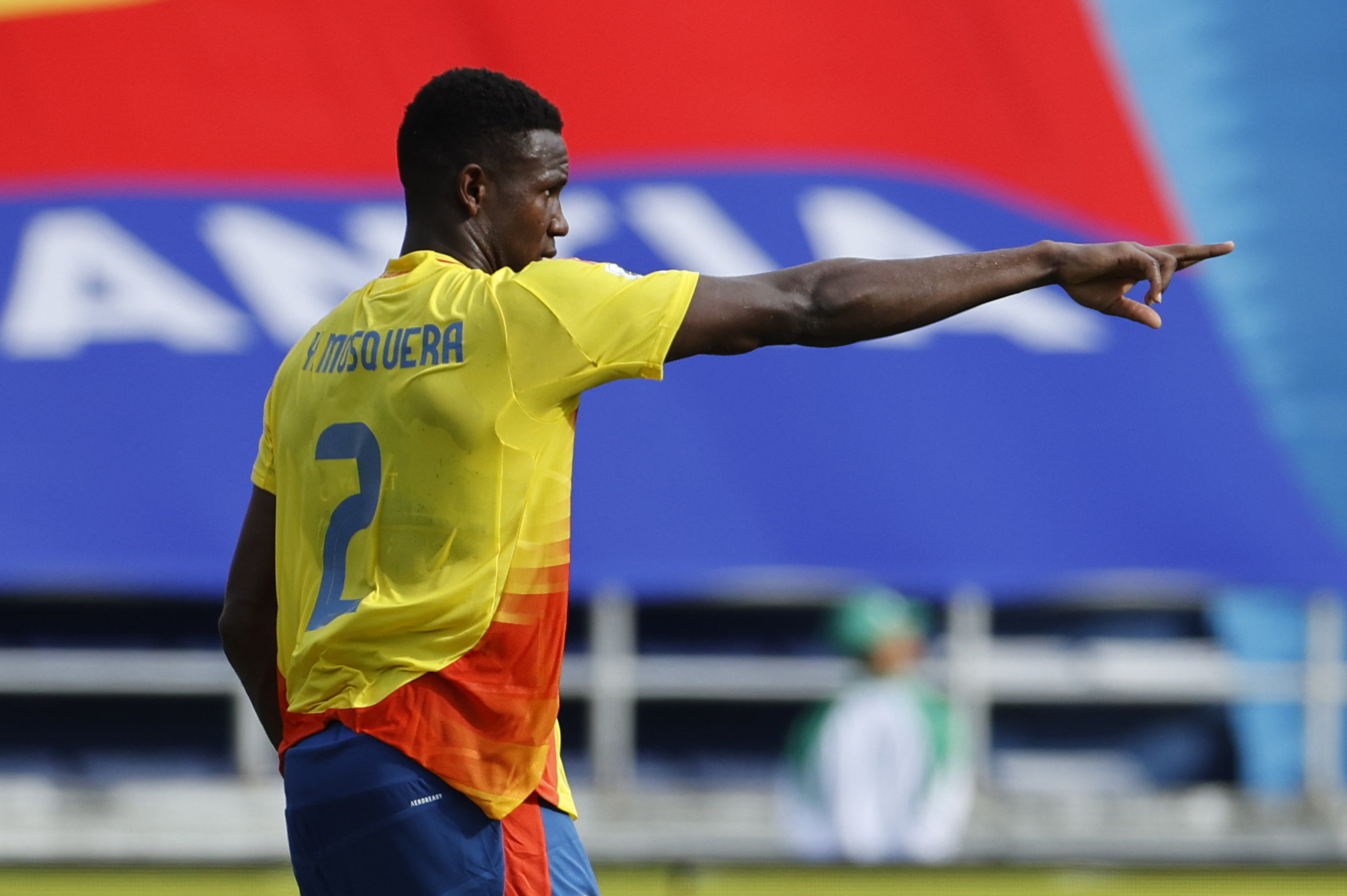 AMDEP6810. BARRANQUILLA (COLOMBIA), 10/09/2024.- Yerson Mosquera celebra un gol con los jugadores este martes, en un partido de las eliminatorias sudamericanas para el Mundial de 2026 entre Colombia y Argentina en el estadio Metropolitano en Barranquilla (Colombia). EFE/ Mauricio Dueñas Castañeda