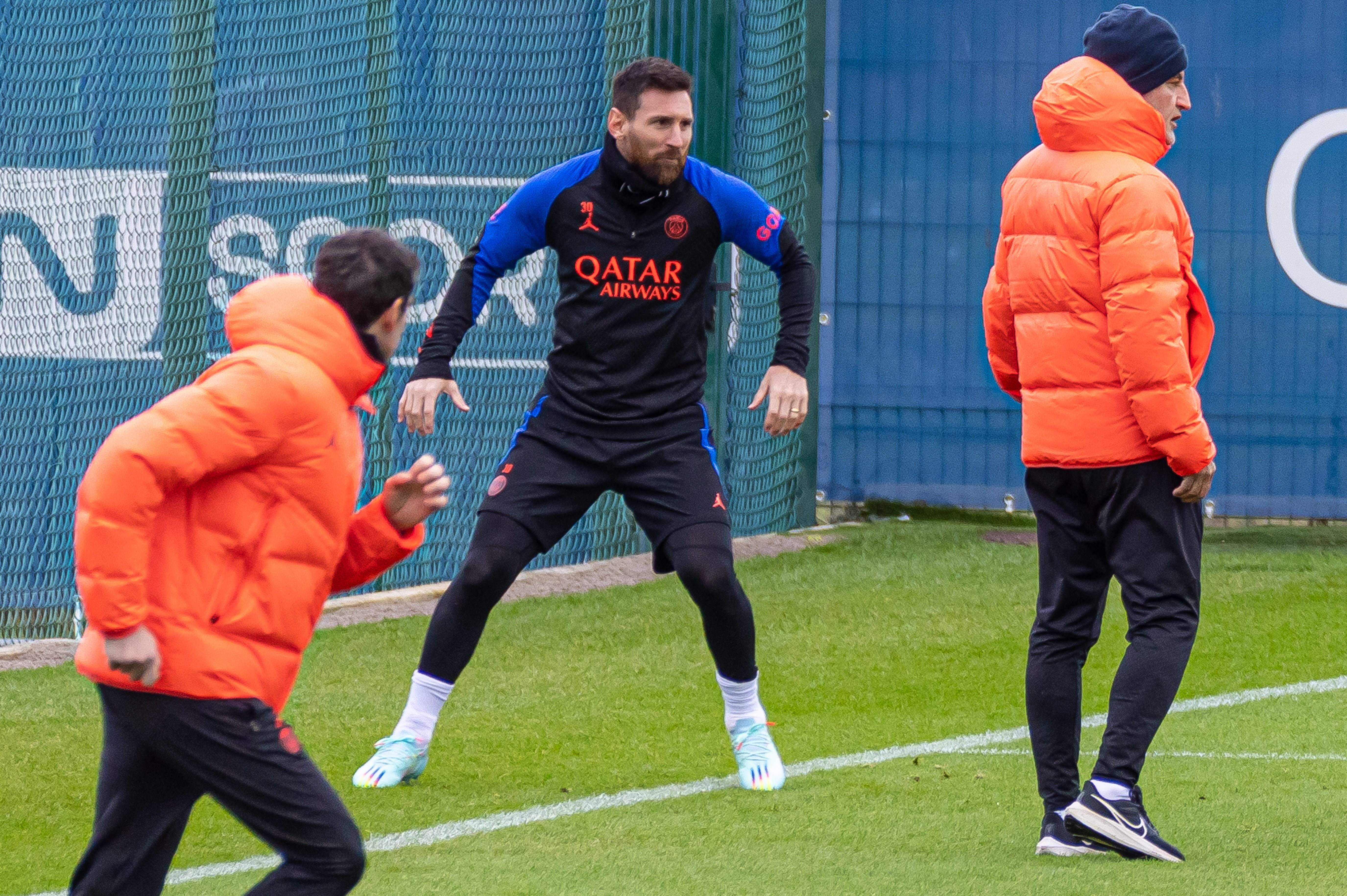 PSG teme abucheos por homenajear a Messi en París, tras el campeonato mundial