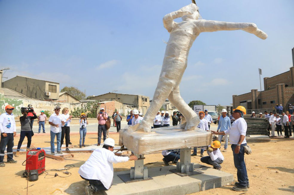 El estadio de béisbol Édgar Rentería ya tiene su estatua