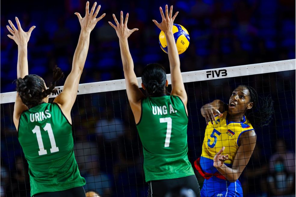 Karina Olaya (der.) fue de los puntos altos de Colombia en el partido contra México.