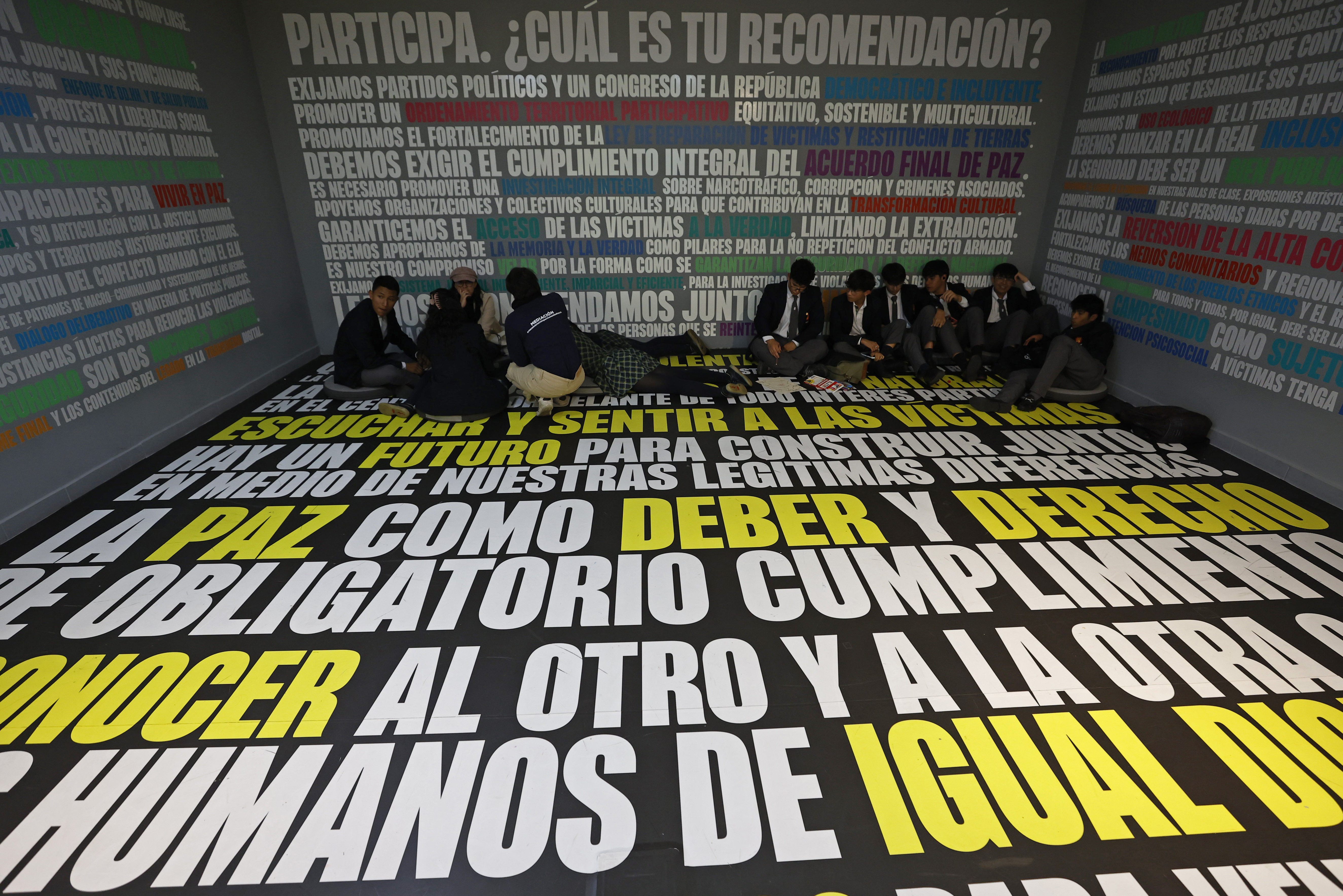 AME9322. BOGOTÁ (COLOMBIA), 27/05/2024.- Fotografía que muestra asistentes durante la exposición "Hay futuro si hay verdad" el 23 de mayo de 2024 en Bogotá (Colombia). "Un pueblo que no conoce su historia está condenado a repetirla" es una frase que suele usarse para hablar de la necesidad de aprender de los errores del pasado, y bajo ese principio la exposición "Hay futuro si hay verdad" hace un recorrido por la Colombia que aspira a un futuro sin conflicto armado. EFE/ Mauricio Dueñas Castañeda