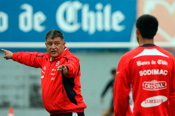 Técnico de Chile, en problemas por jugadores convocados para enfrentar a Colombia