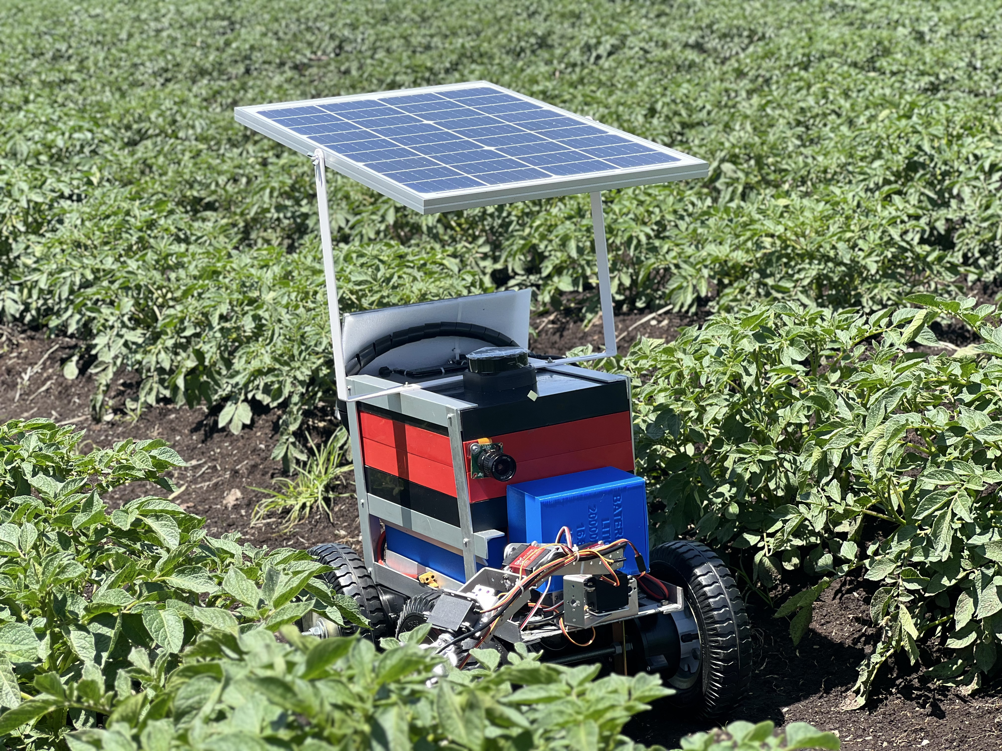 Construido para responder a las condiciones de la región Andina, el robot combina energía solar, navegación en terreno y software libre.