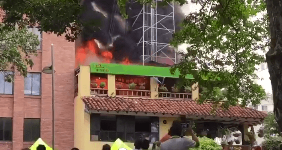 Bomberos controlan incendio en famoso restaurante de Bucaramanga