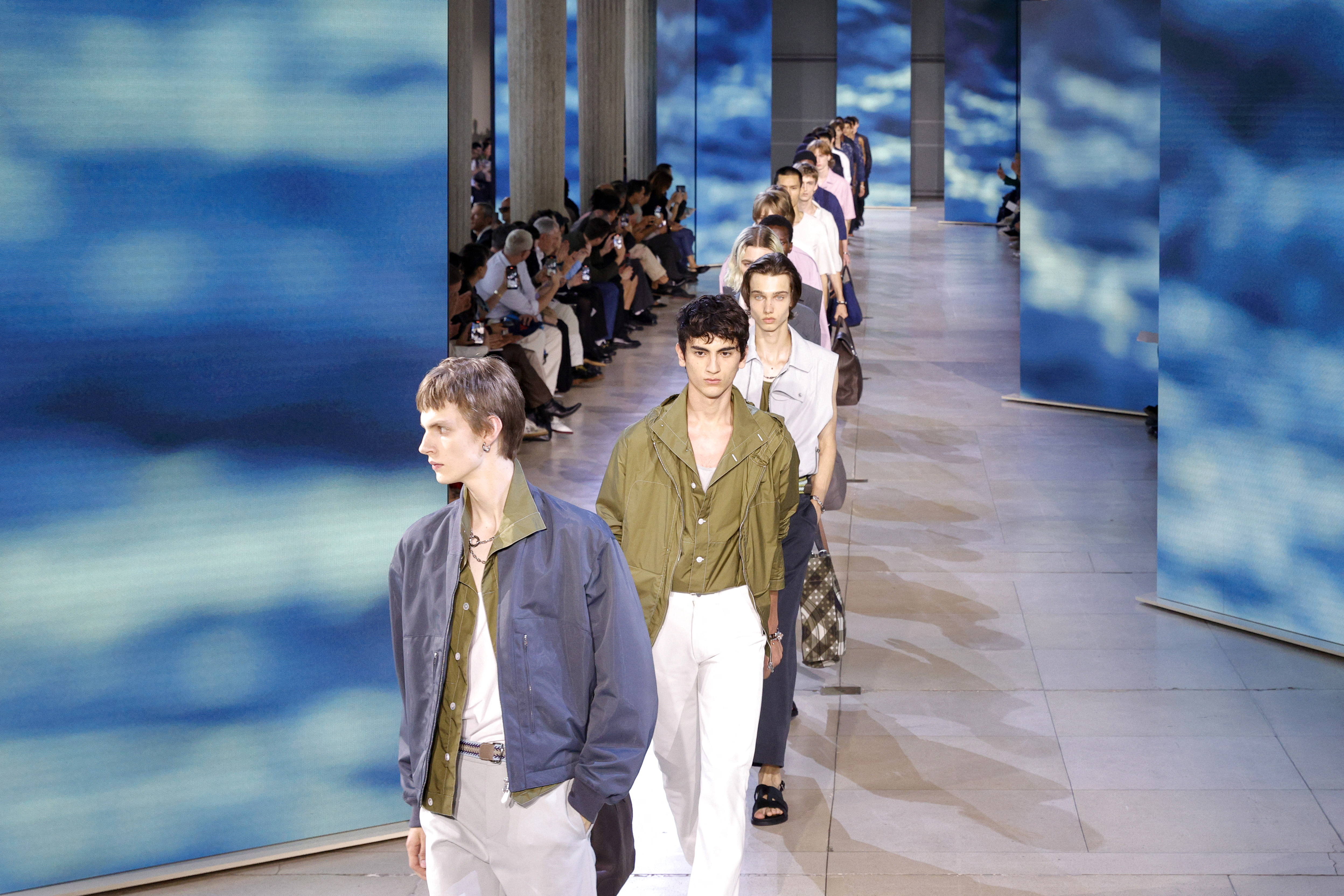 Tendencias en moda masculina para este 2025: elegancia y prendas sin género