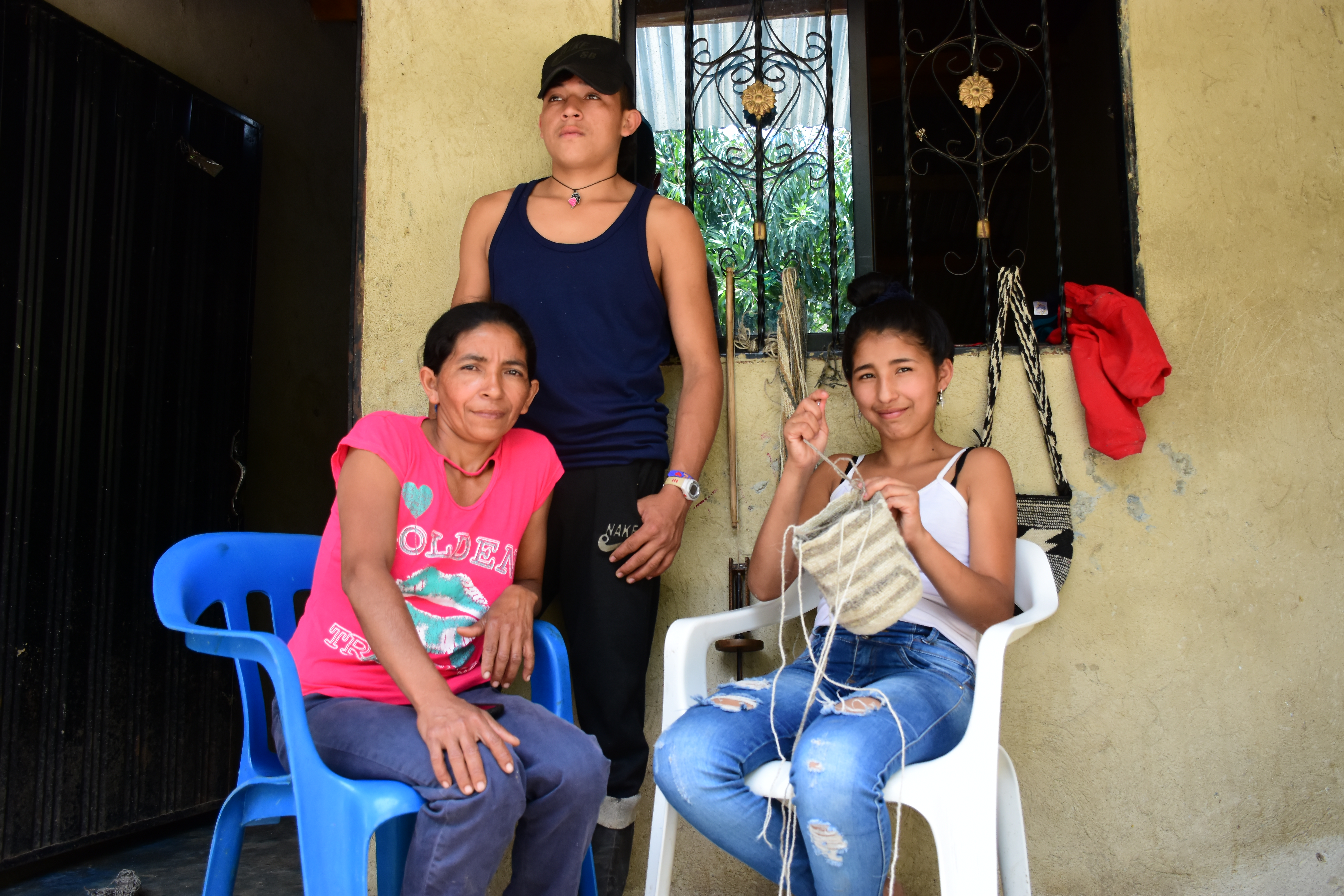 Claudia Arias en compañía de Carlos Javier y Deisy Paola, dos de los tres hijos que tuvo con Carlos Arturo Cáceres, víctima de 'falsos positivos'.