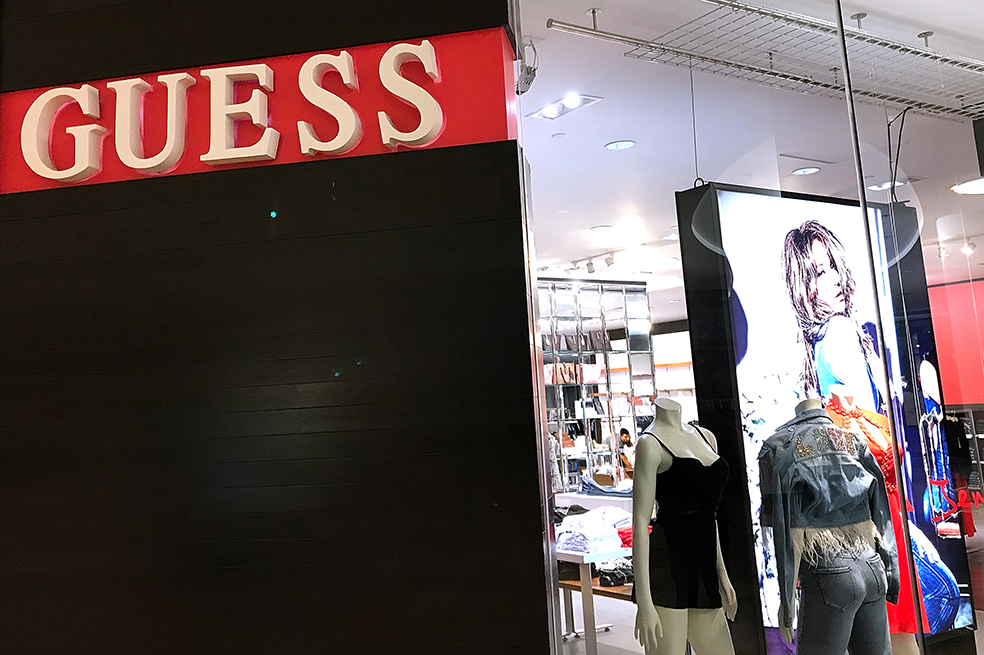 Cofundador de Guess renuncia tras denuncias sexuales