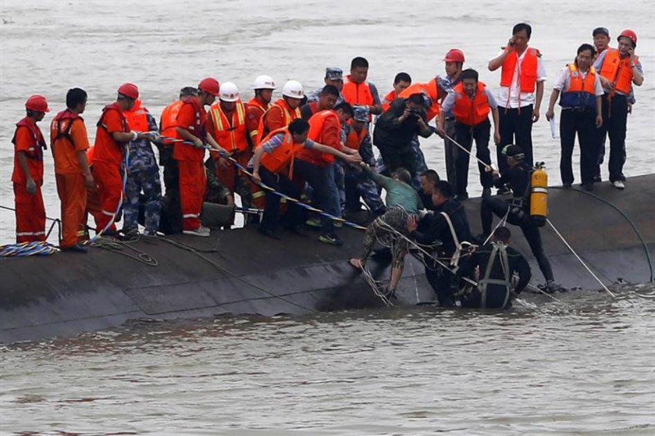 Se eleva a 331 la cifra de muertos por el naufragio en el río Yangtsé en China