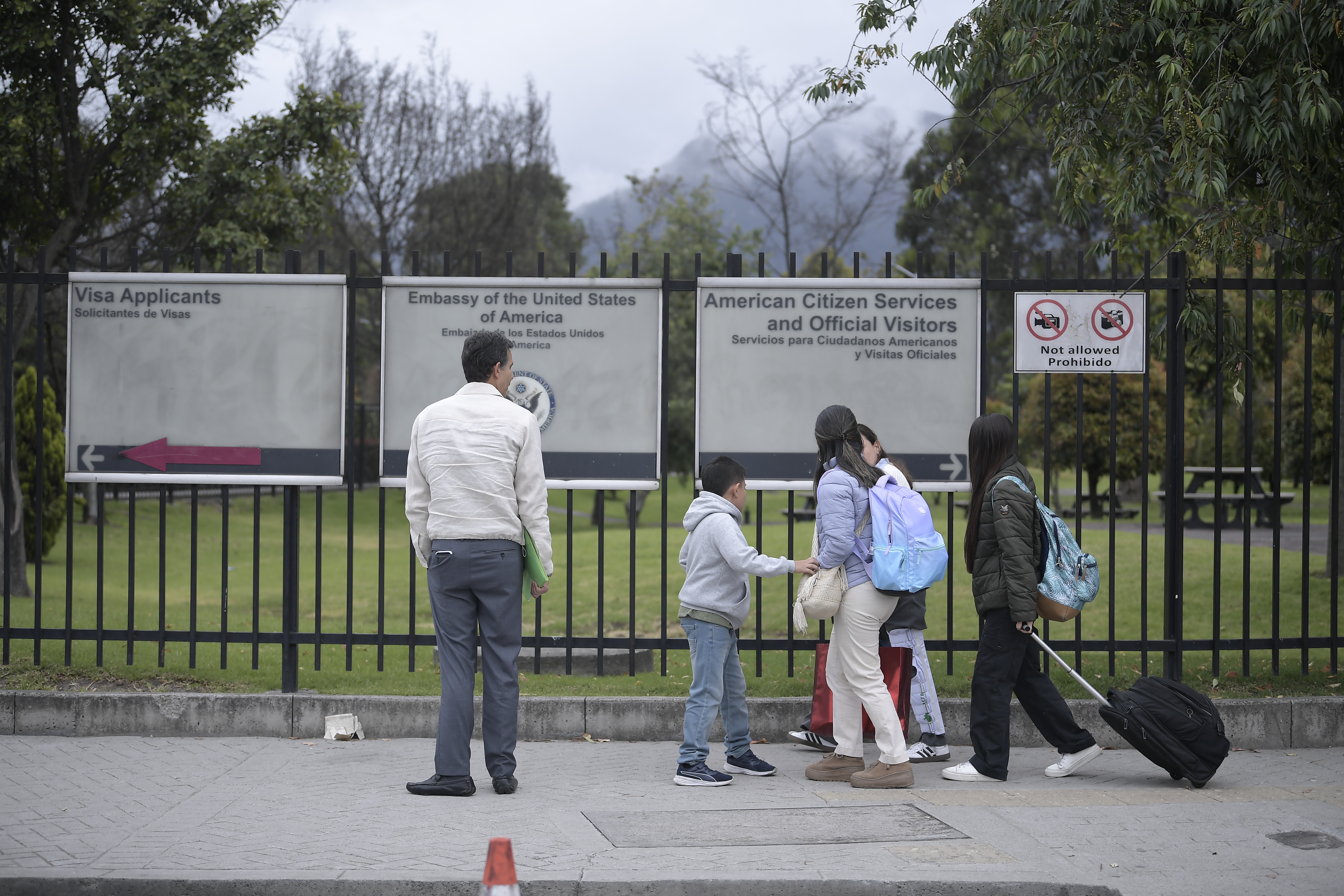 Ciudadanos colombianos, solicitantes del visado norteamericano se acercaron a la embajada para aclarar sus dudas respecto al proceso migratorio. Muchos de ellos, con la cita de visa cancelada, están a la expectativa de lo que ocurra en las próximas horas.