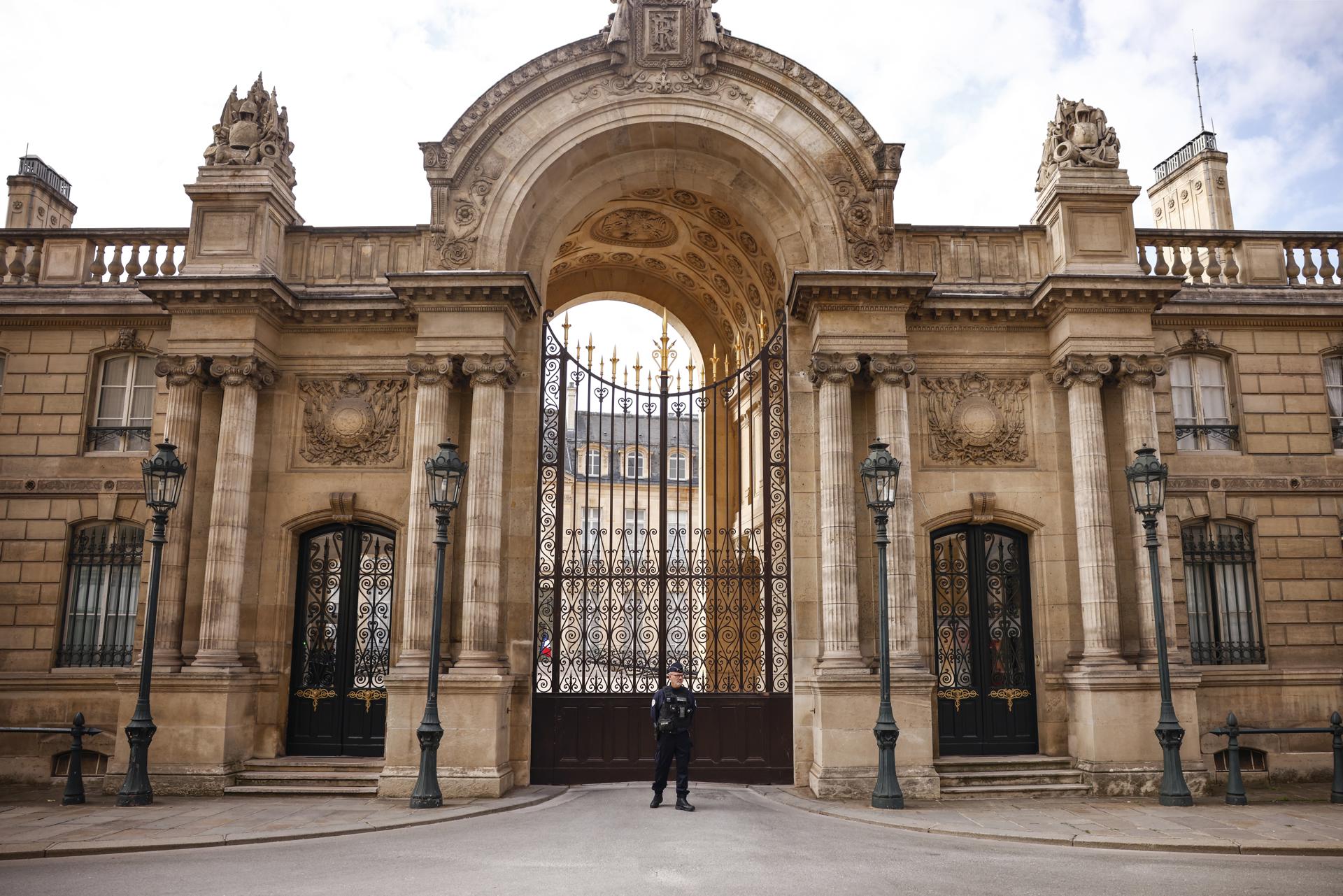 Paris (France), 09/10/2025.- A French police officer stands guard in front of the Elysee Palace, in Paris, France, 09 October 2025. French President Emmanuel Macron announced on 08 October that he would name a new prime minister within the next 48 hours, following the resignation of Prime Minister Lecornu on 06 October. (Francia) EFE/EPA/YOAN VALAT
