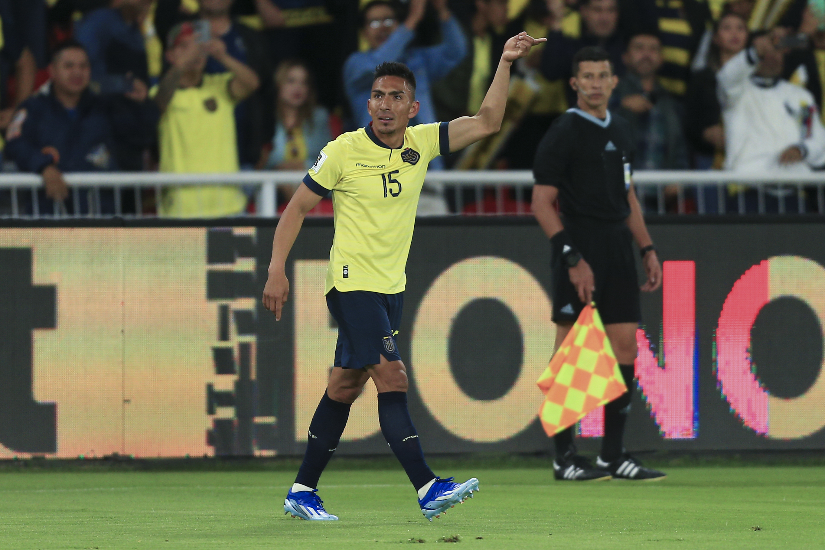 AMDEP3541. QUITO (ECUADOR), 21/11/2023.- Ángel Mena de Ecuador celebra su gol hoy, en un partido de las Eliminatorias Sudamericanas para la Copa Mundo de Fútbol de 2026 en el estadio Rodrigo Paz Delgado en Quito (Ecuador). EFE/ Julio Estrella