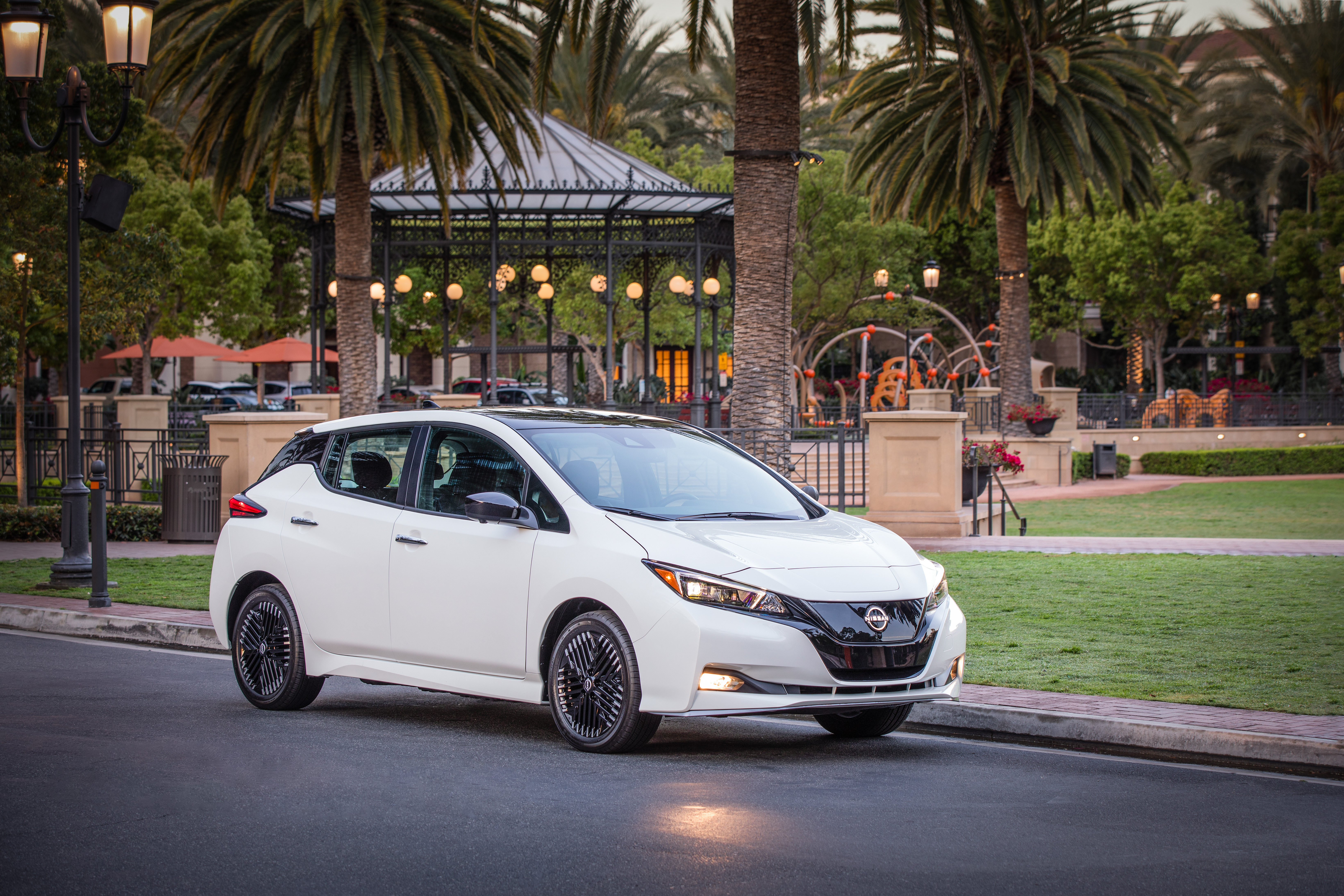 La batería de Leaf es de 40kWh, lo cual permite una autonomía de hasta 325 kilómetros en ciudad.