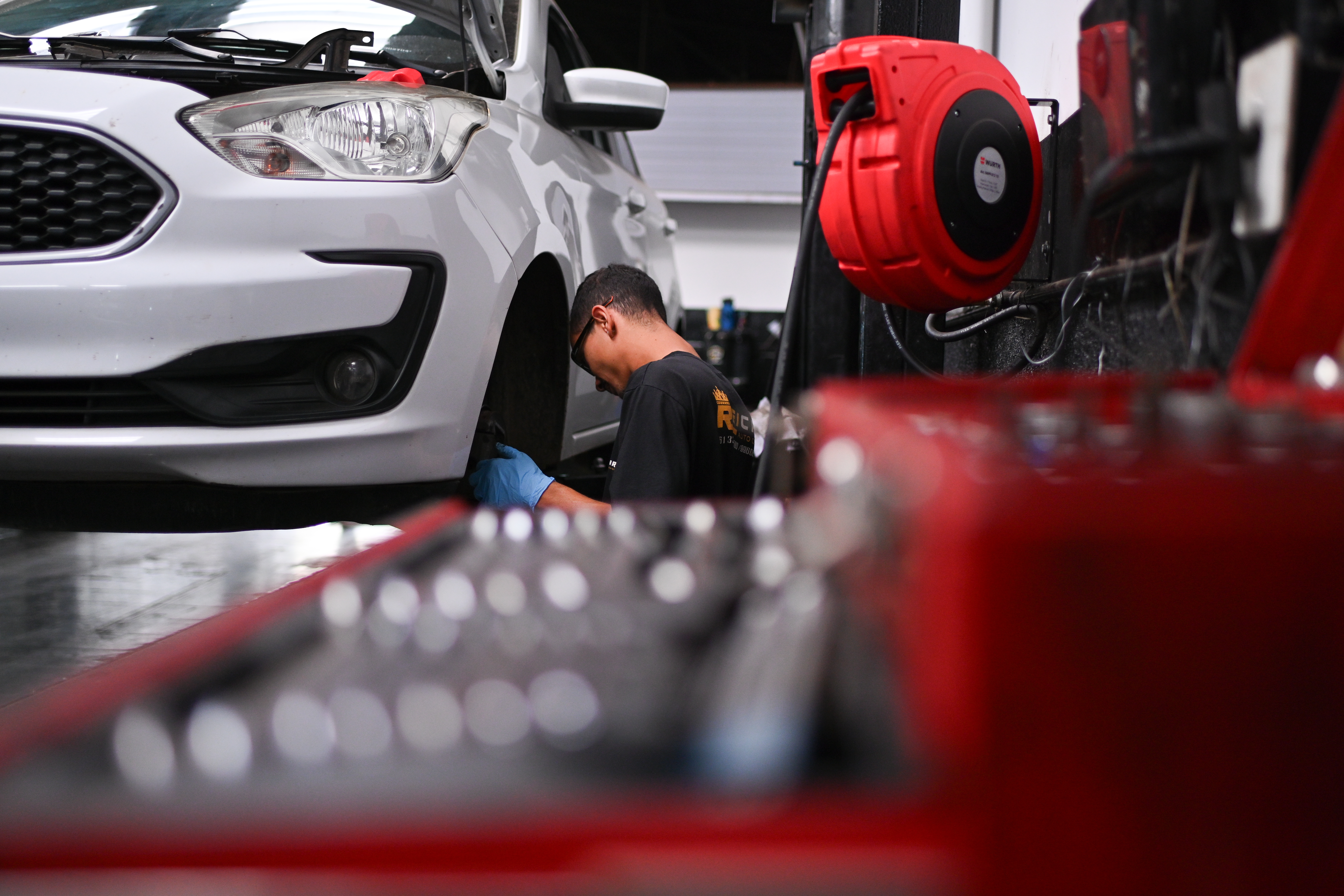 AME1662. BRASILIA (BRASIL), 04/06/2024.- Un mecánico trabaja reparando un auto en un taller este martes, en Brasilia (Brasil). El presidente brasileño, Luiz Inácio Lula da Silva, afirmó este martes que el crecimiento del 0,8 % de la economía del país en el primer trimestre del año es "una prueba más" de que su Gobierno está "en el camino correcto". "El PIB aumentó en el primer trimestre de este año, impulsado por un mayor consumo de las familias y los servicios", celebró el mandatario progresista en sus redes sociales. EFE/ André Borges