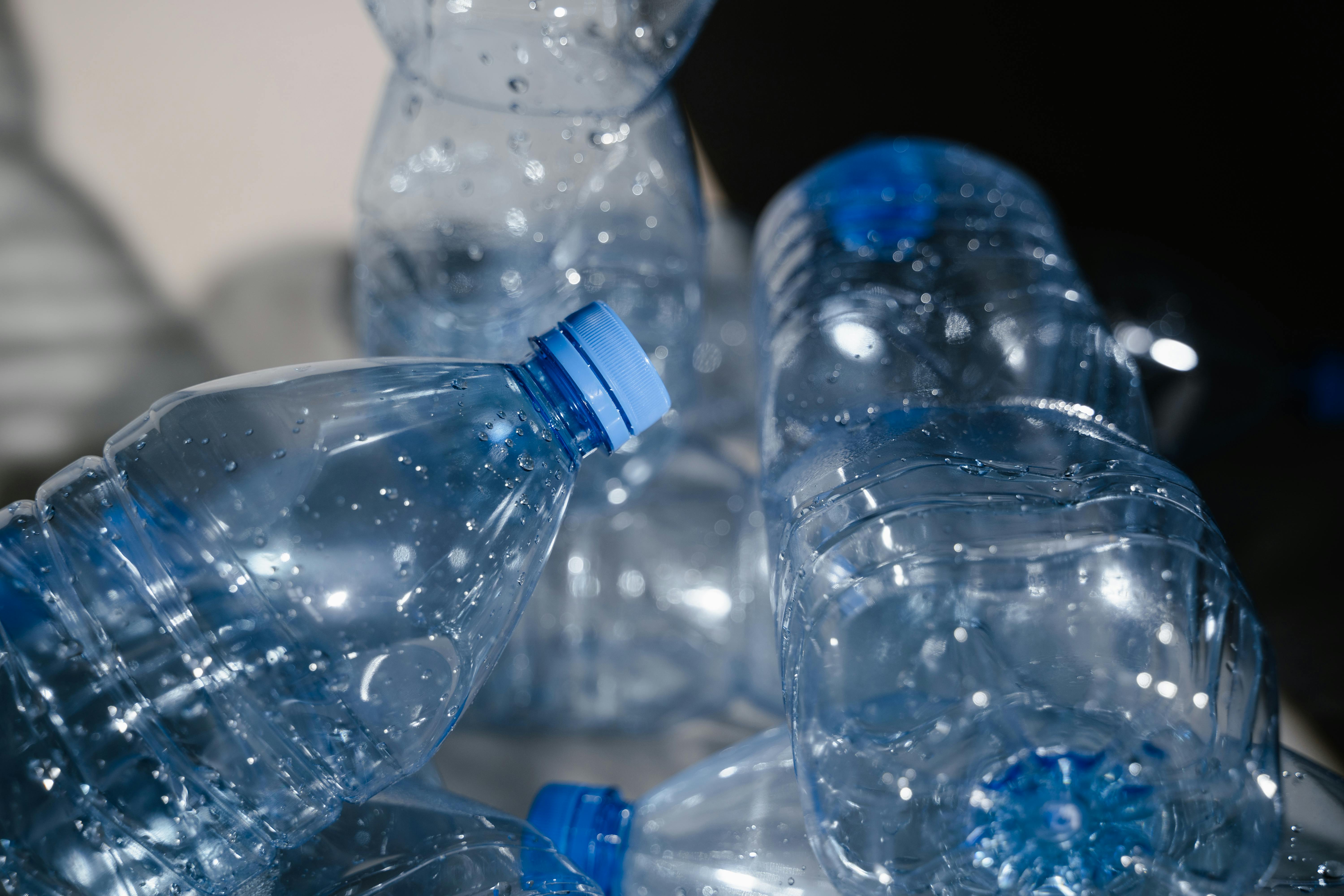 Si olvidó una botella plástico entre el carro caliente, ¿es seguro beber de ella?