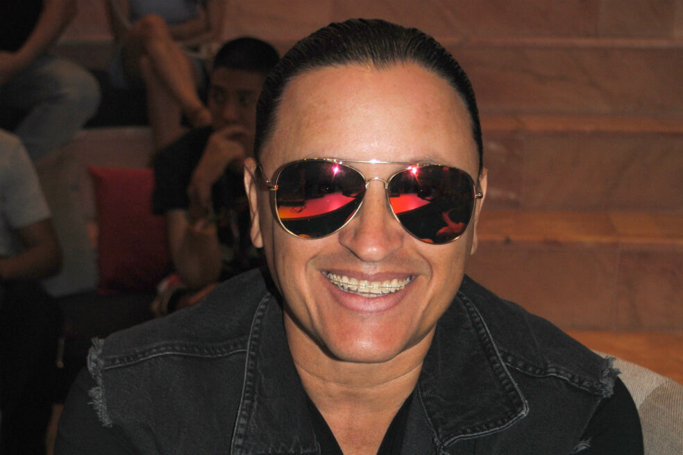 Elvis Crespo celebra los 25 años de su éxito “Suavemente” con una gira