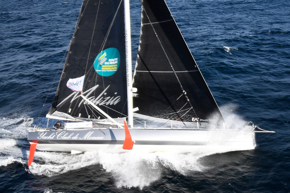 Este velero es clase IMOCA 60, que traducido significa, que es un monocasco de alta prestación diseñado para regatas. Este modelo en particular fue diseñado para competir en 2016 de la Vendée Globe, una carrera alrededor del mundo sin hacer paradas.