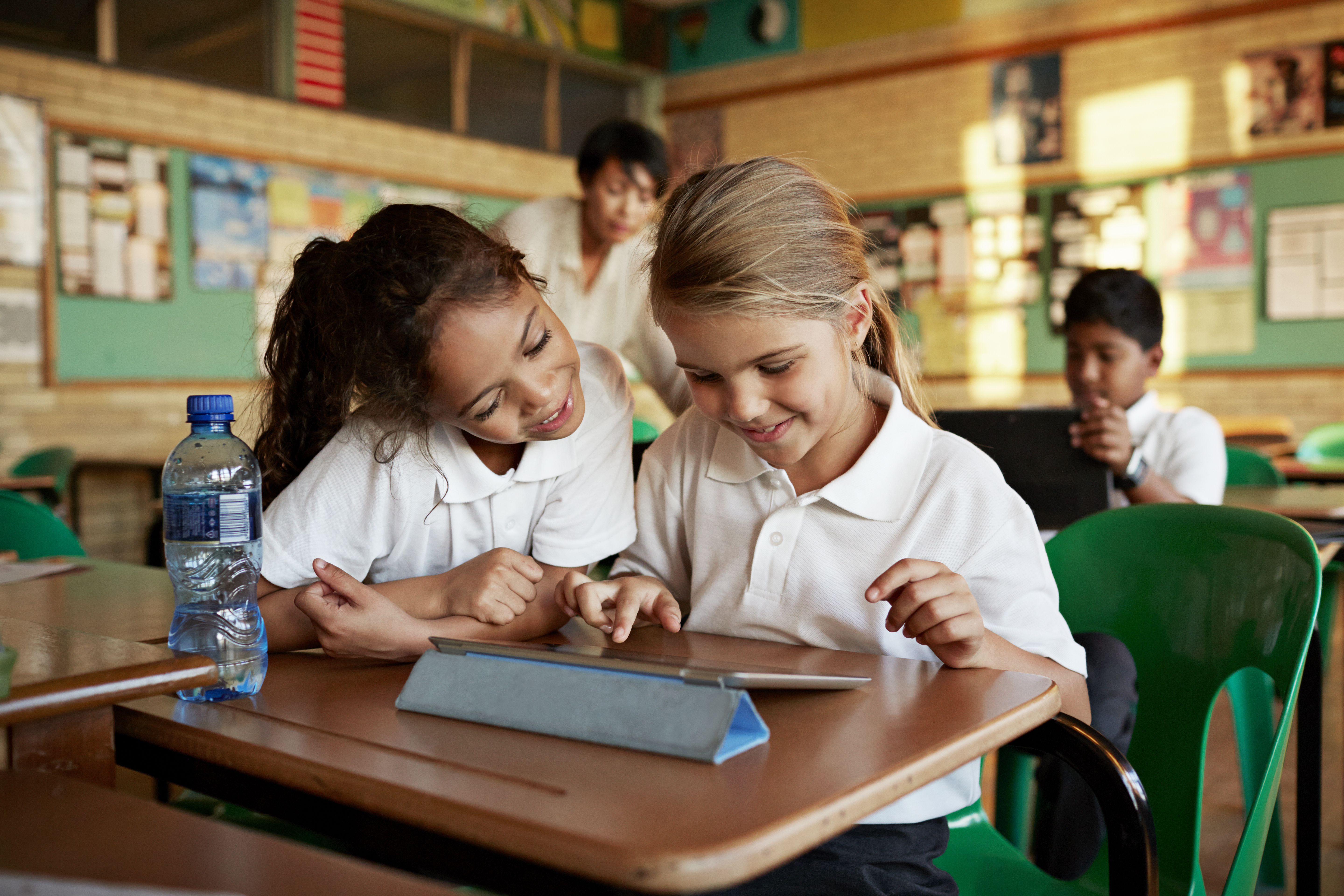 Niños y jóvenes de 28 departamentos del país han sido parte de los programas de acercamiento a ocupaciones enfocadas en tecnología y desarrollo de habilidades humanas, como empatía, comunicación asertiva y pensamiento crítico.