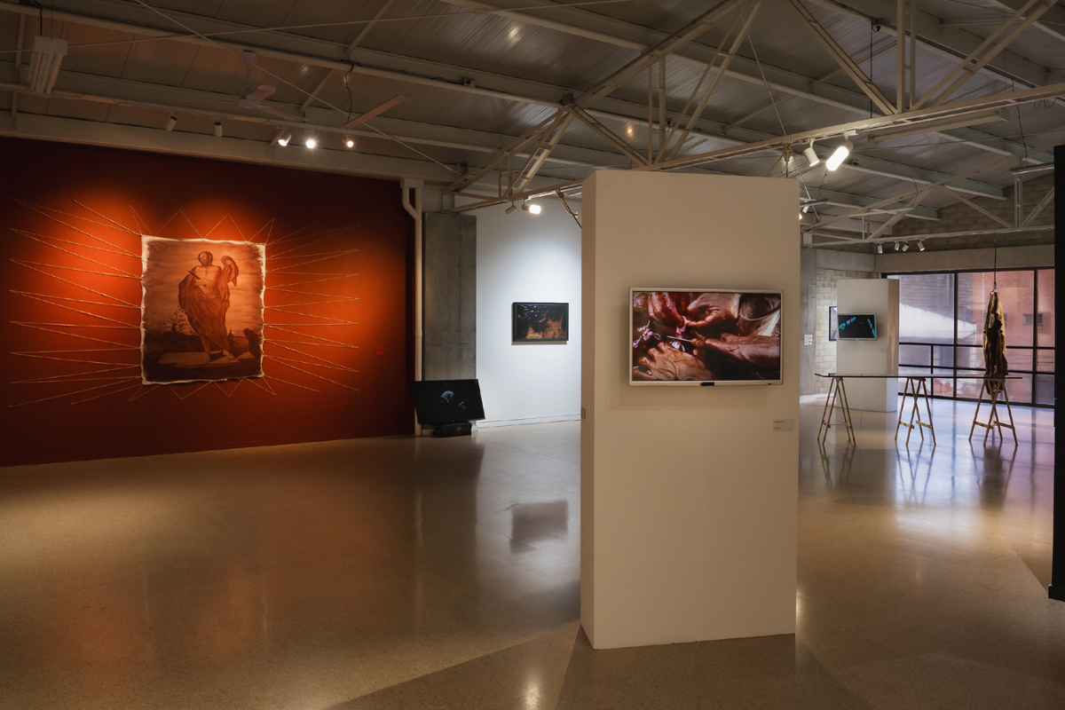 En la exposición "Bestial: el sacrificio, el poder, la ofrenda" confluyen las obras de Clemencia Echeverri, Hebert Rodríguez y Pablo González.