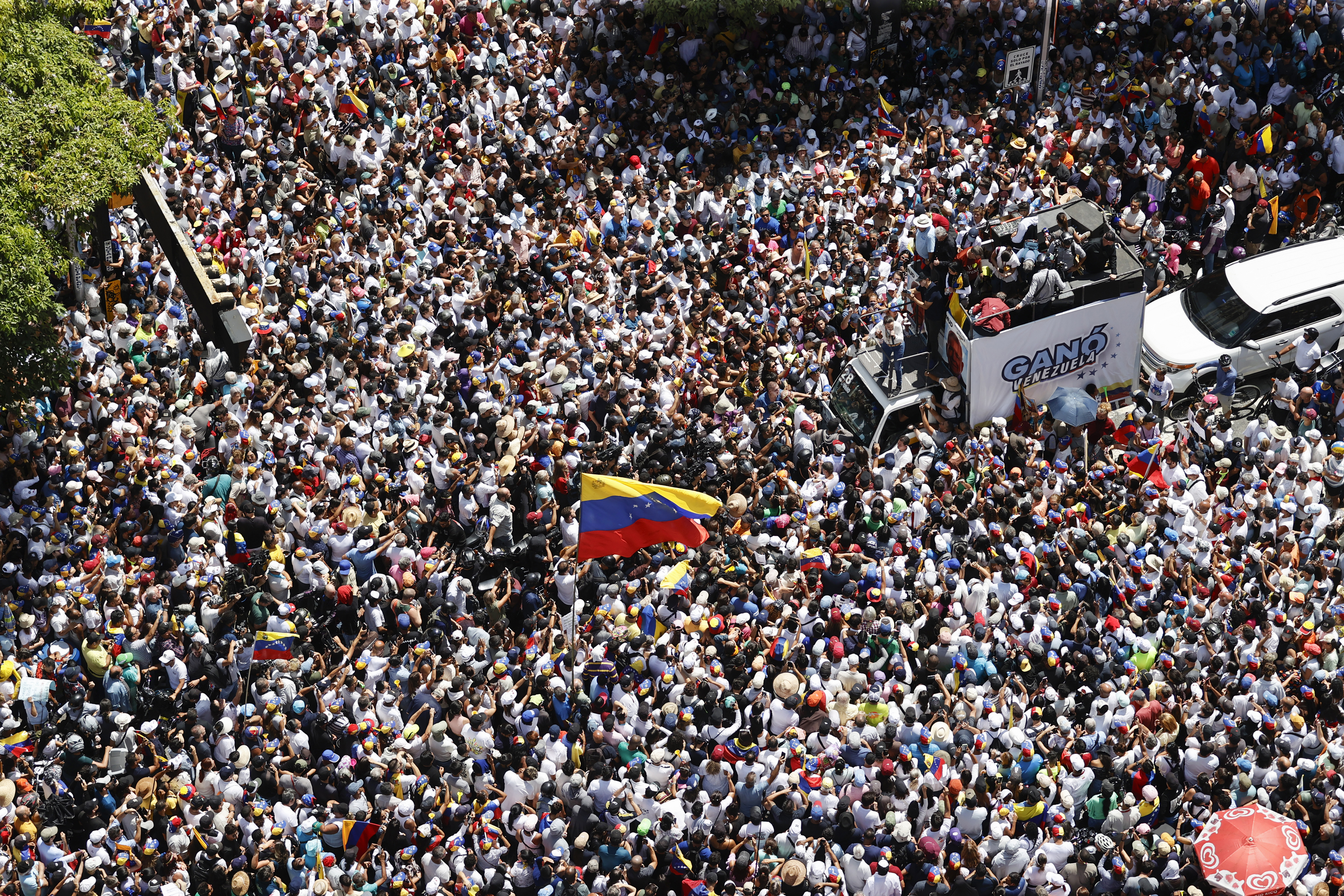 AME1189. CARACAS (VENEZUELA), 17/08/2024.- La líder de la oposición venezolana María Corina Machado (c) pronuncia un discurso frente a seguidores este sábado, en Caracas (Venezuela). Machado reapareció en público para participar en la concentración contra el resultado oficial de las presidenciales que -asegura- ganó el abanderado de la mayor coalición opositora, Edmundo González Urrutia, pese a que el Consejo Nacional Electoral (CNE) otorgó el triunfo a Nicolás Maduro. EFE/ Miguel Gutiérrez