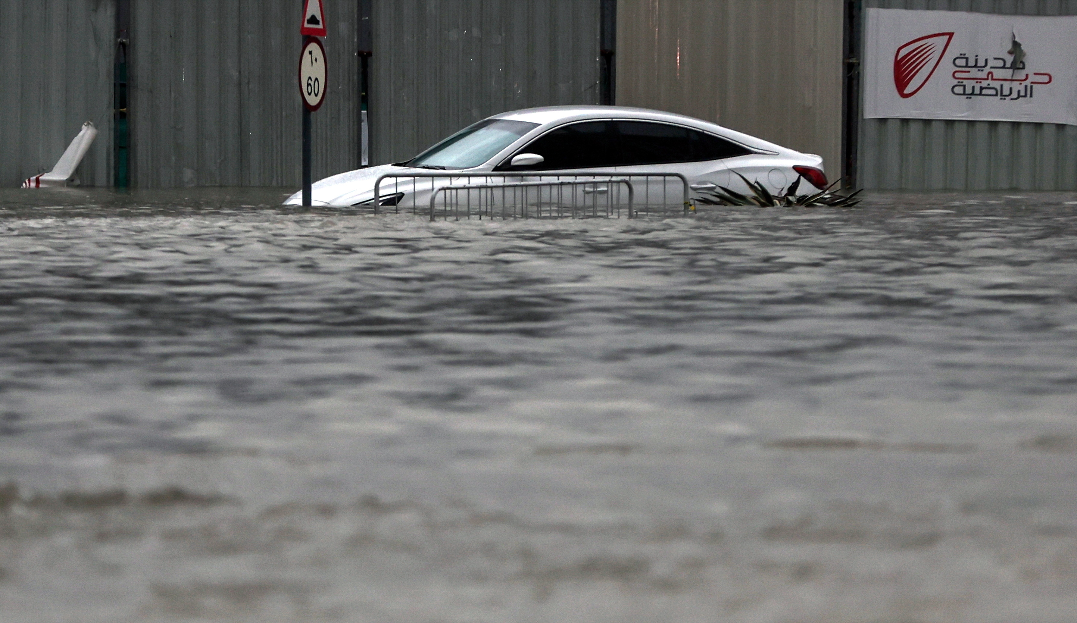 Dubái: fuertes e inusuales lluvias provocaron inundaciones en la ciudad
