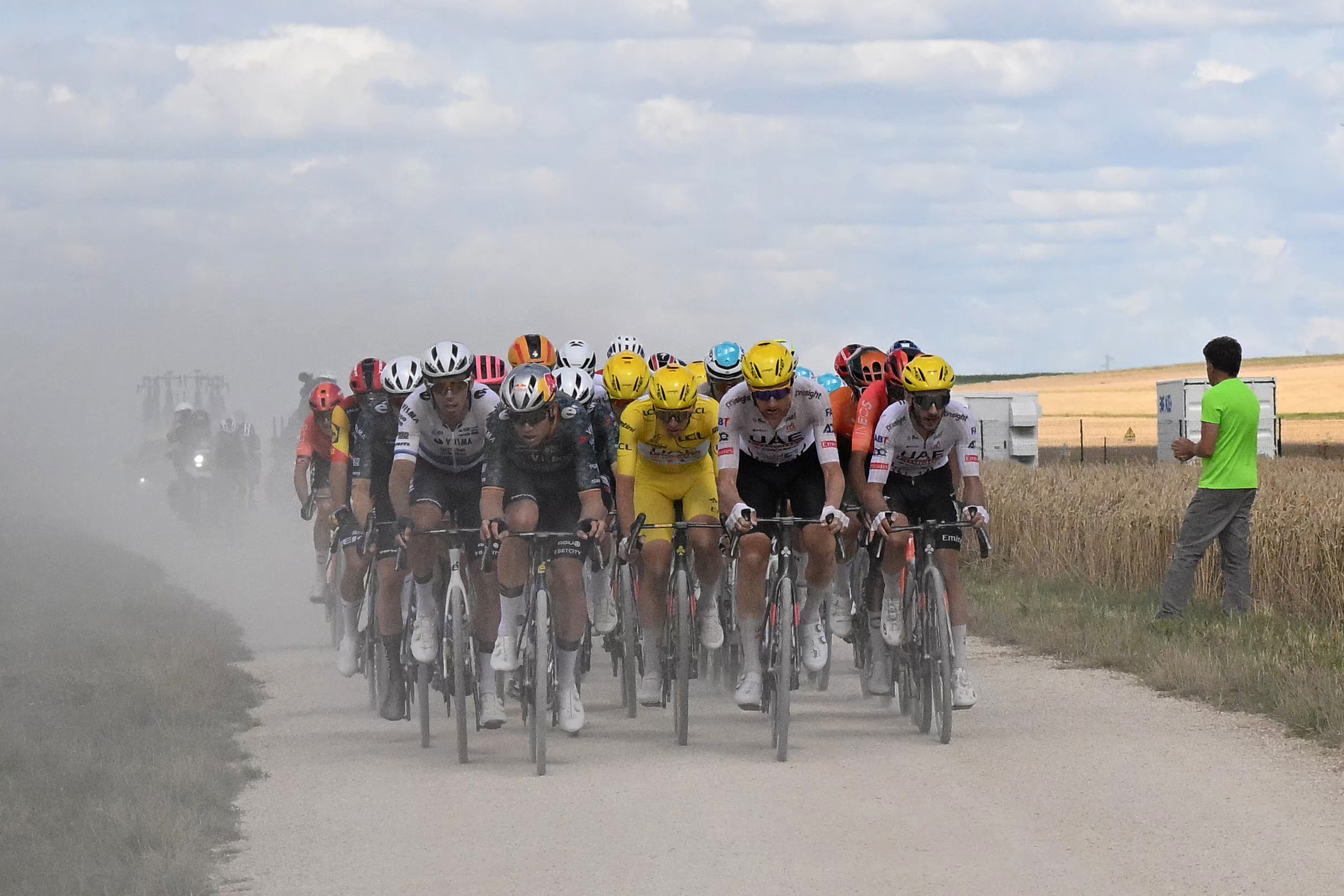 El “sterrato” no decepciona y el Tour de Francia sigue sin decantarse para nadie