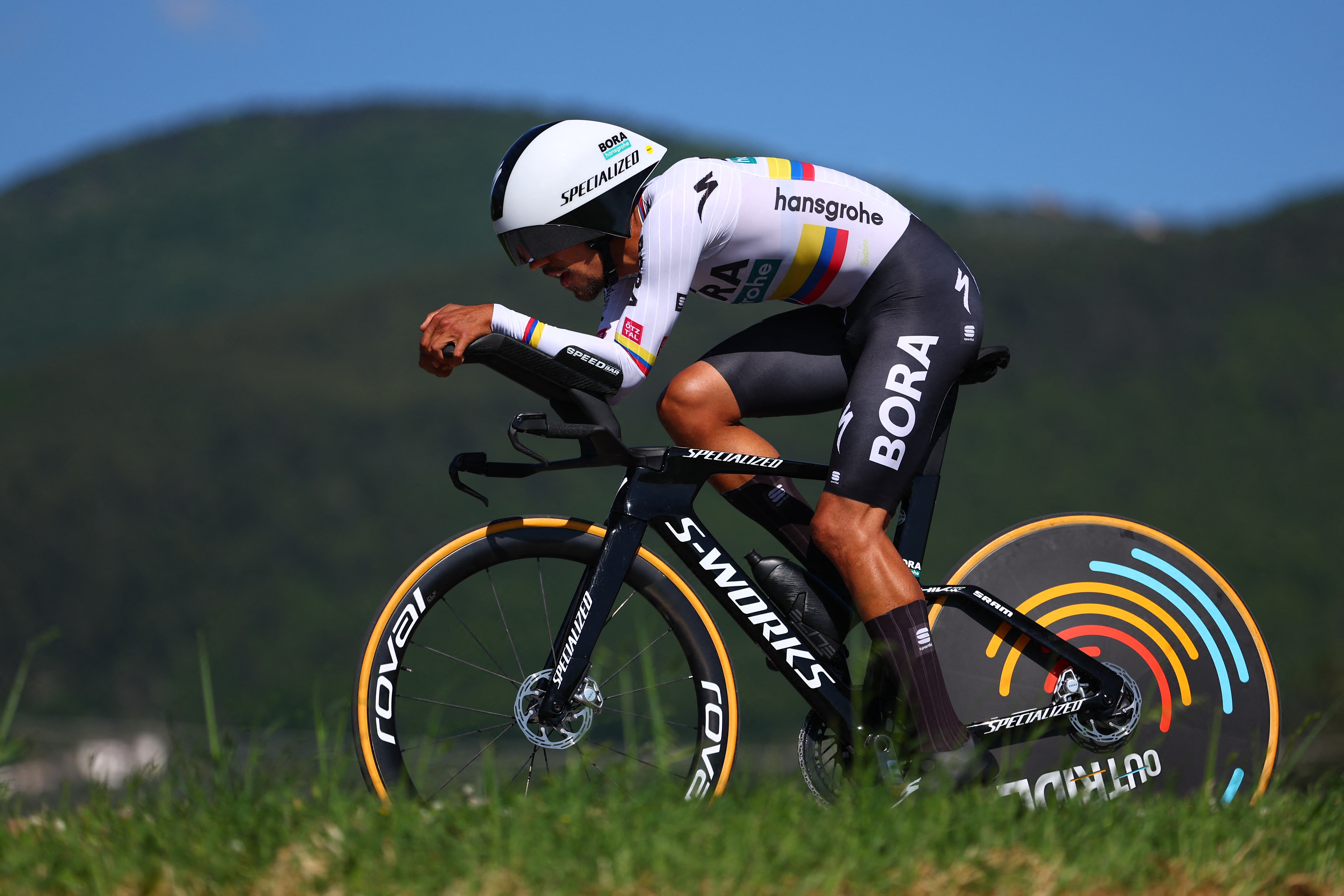 Daniel Felipe Martínez, impresionante en la montaña: segundo puesto en el Giro