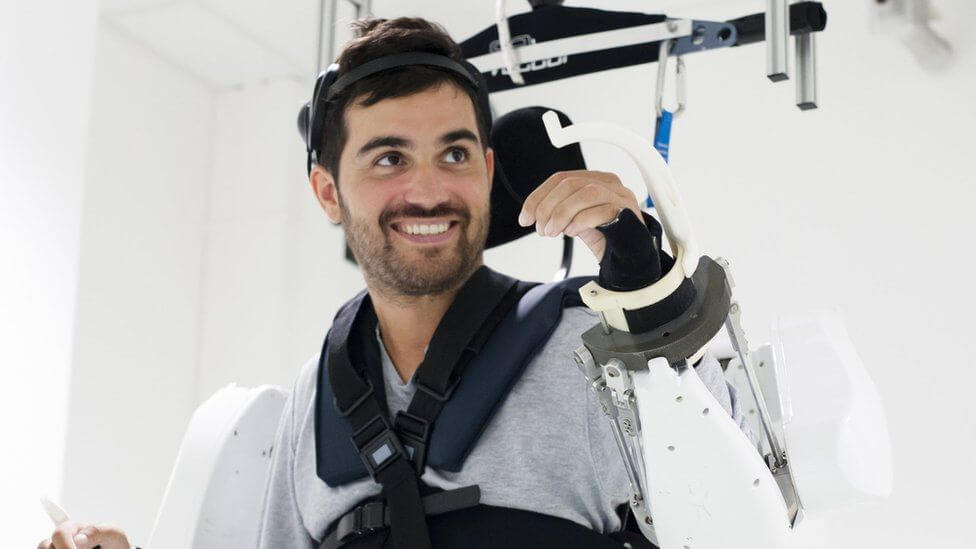 Paciente tetrapléjico logra caminar gracias a un exoesqueleto conectado a su cerebro