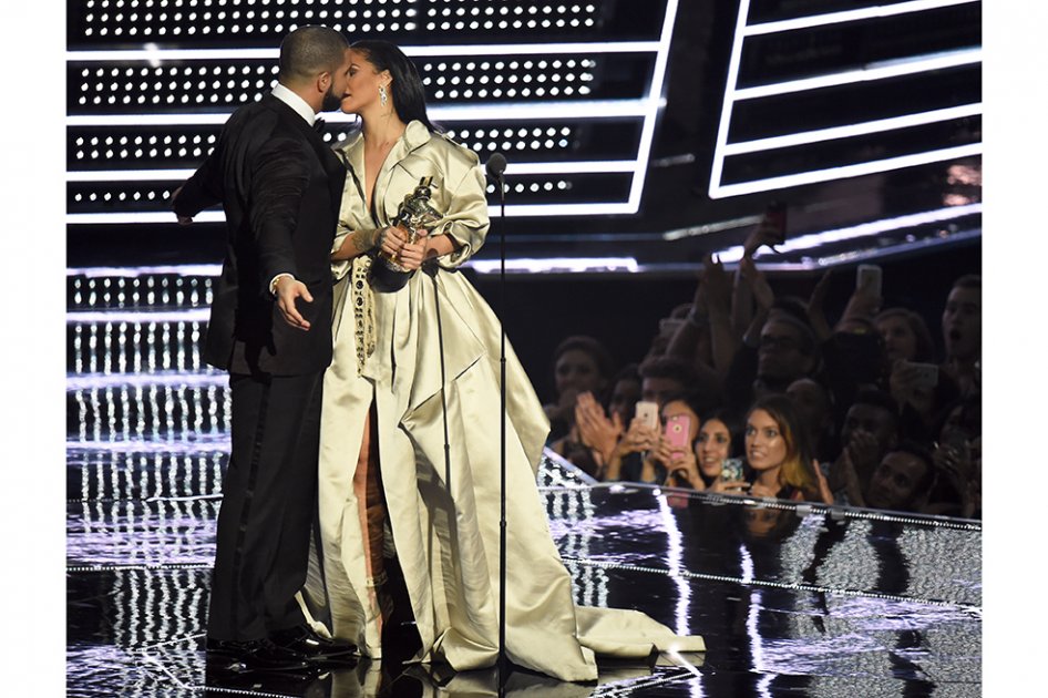 Drake y Rihanna en los MTV Video Music Awards 2016.