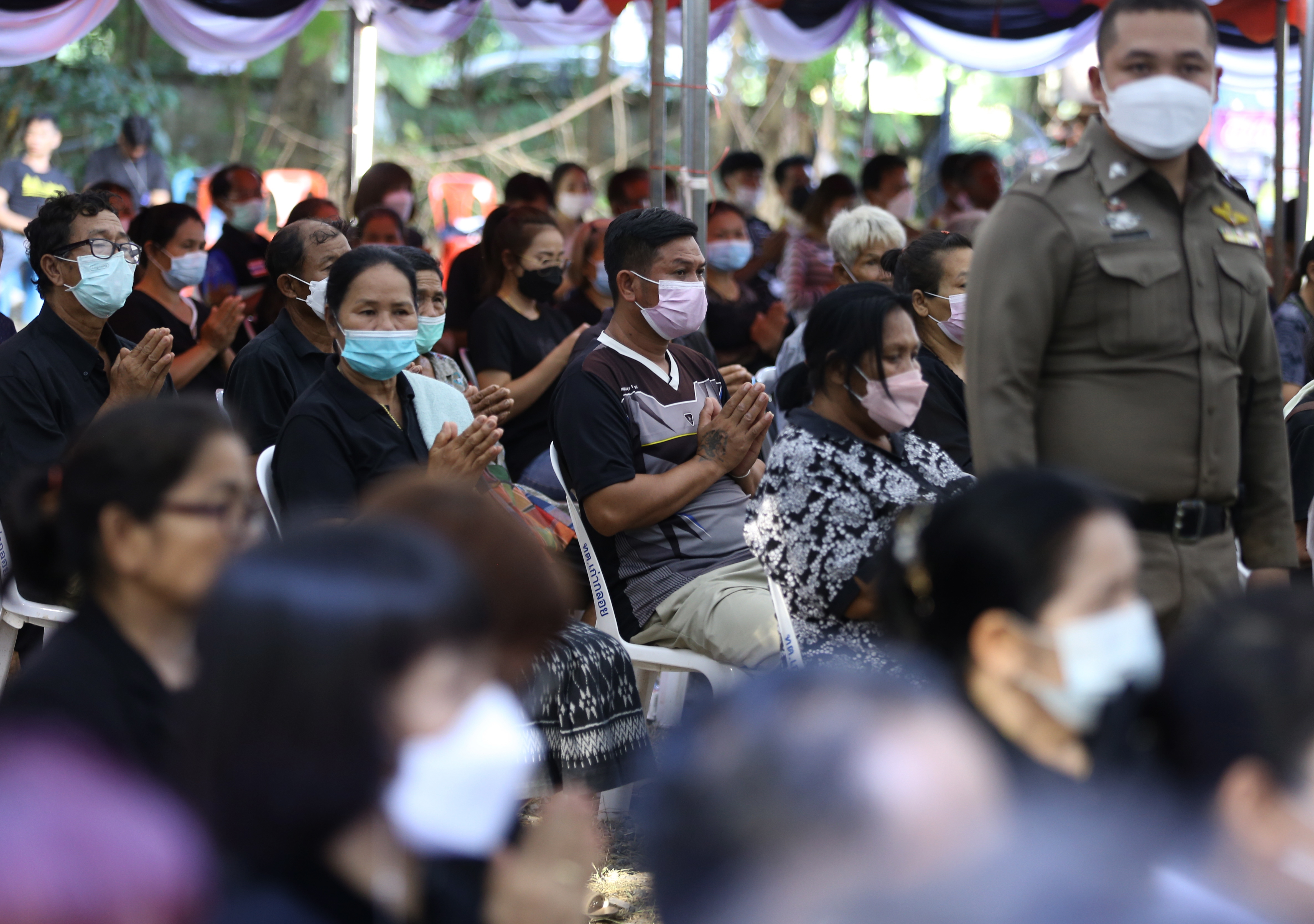 Vecinos participan en oración por las víctimas.