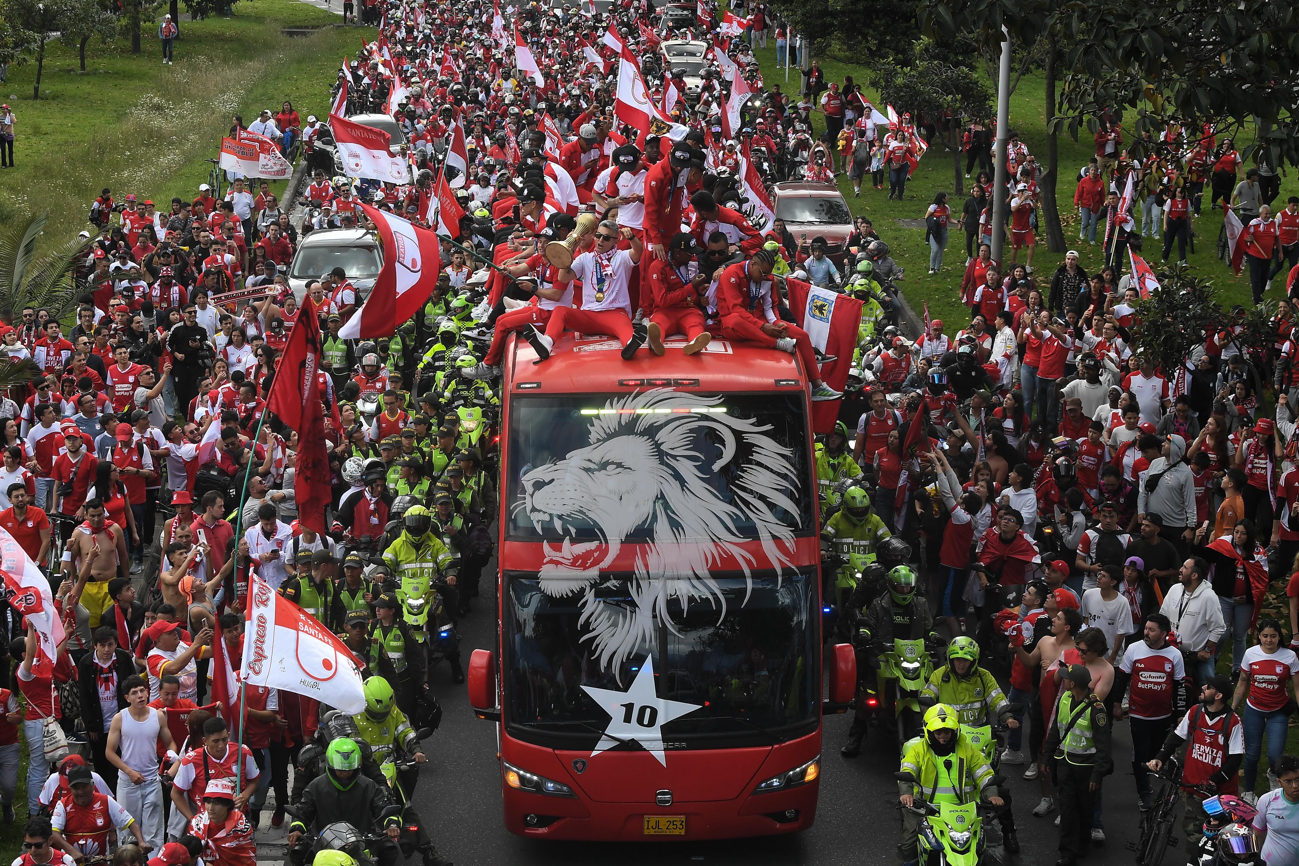 Las calles de Bogotá se desbordaron para festejar el título de Independiente Santa Fe, que le ganó el domingo al DIM y celebró el décimo título de su historia. Así fue la fiesta de la caravana.