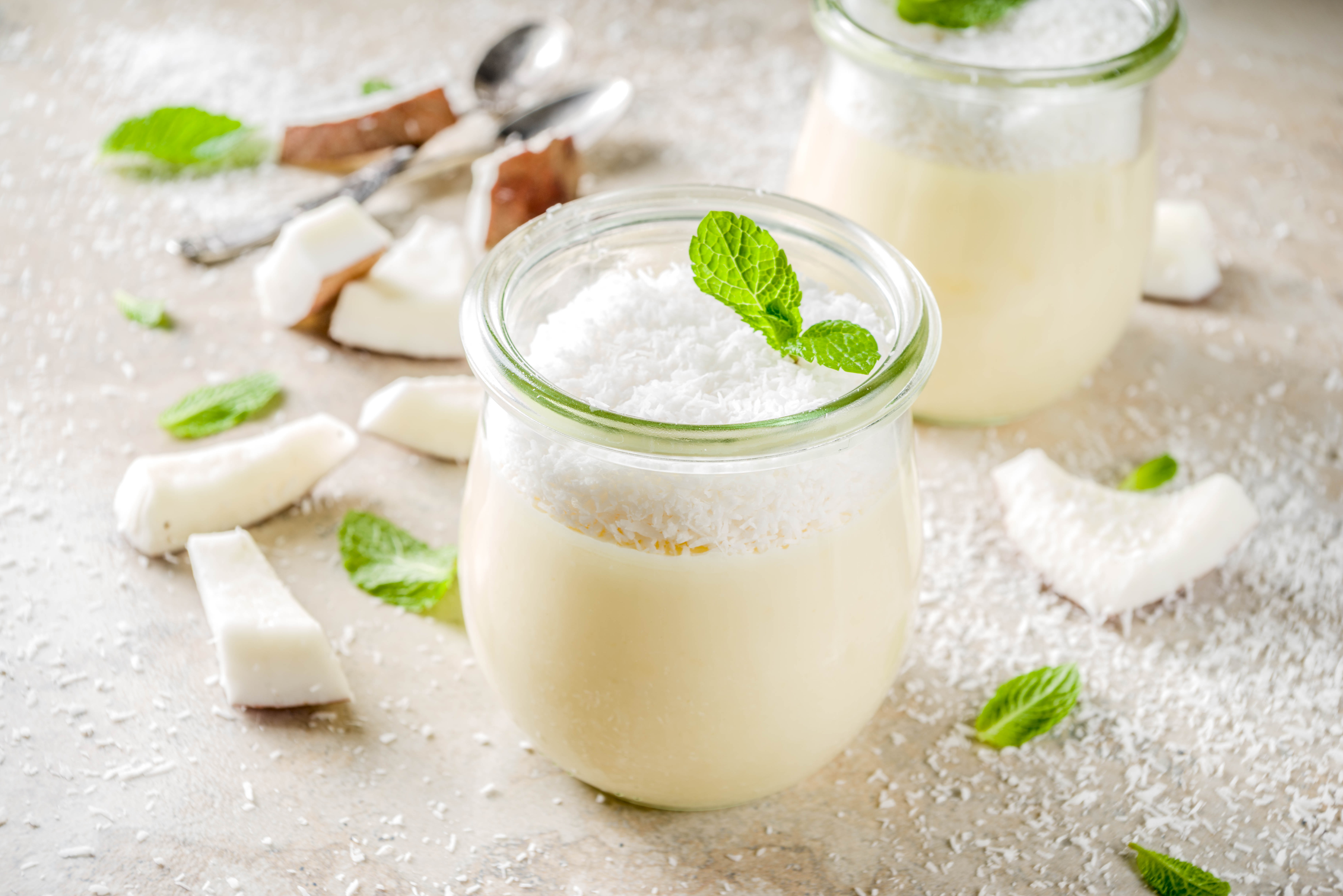 Este es el paso a paso para preparar un agua de coco cremosa