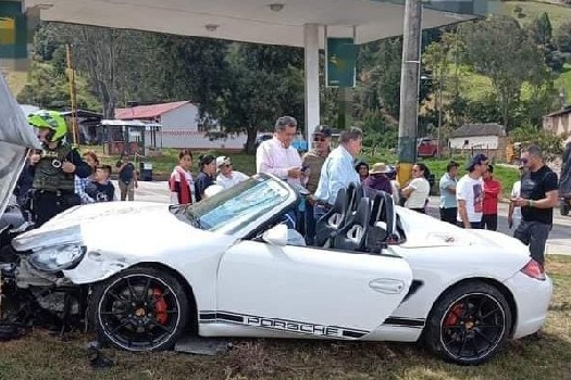 En video quedó registrado el momento exacto del choque entre un Porsche y una motocicleta en la vía Tunja-Bogotá ocurrido el pasado 20 de abril de 2024. No se presentaron víctimas mortales.