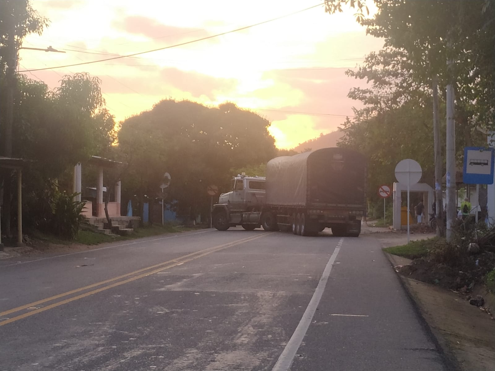 Los hombres de las Autodefensas Conquistadoras han atravesado tractomulas sobre la Troncal del Caribe.