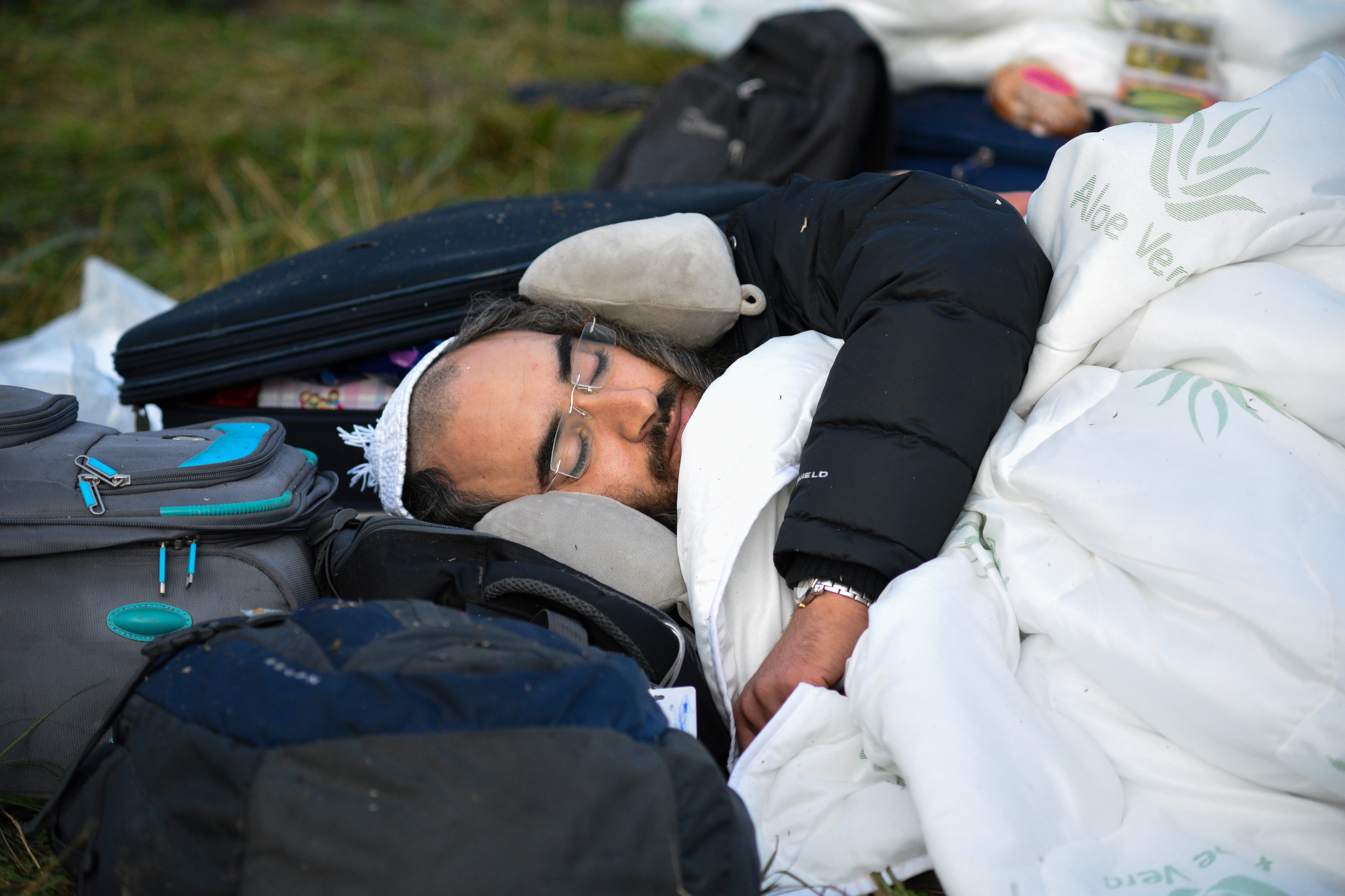 Estos judíos ultraortodoxos pensaban que podrían llegar a Ucrania desde Bielorrusia, pero las autoridades de Kiev, ante un aumento de los casos, cerraron las fronteras a los extranjeros desde finales de agosto.