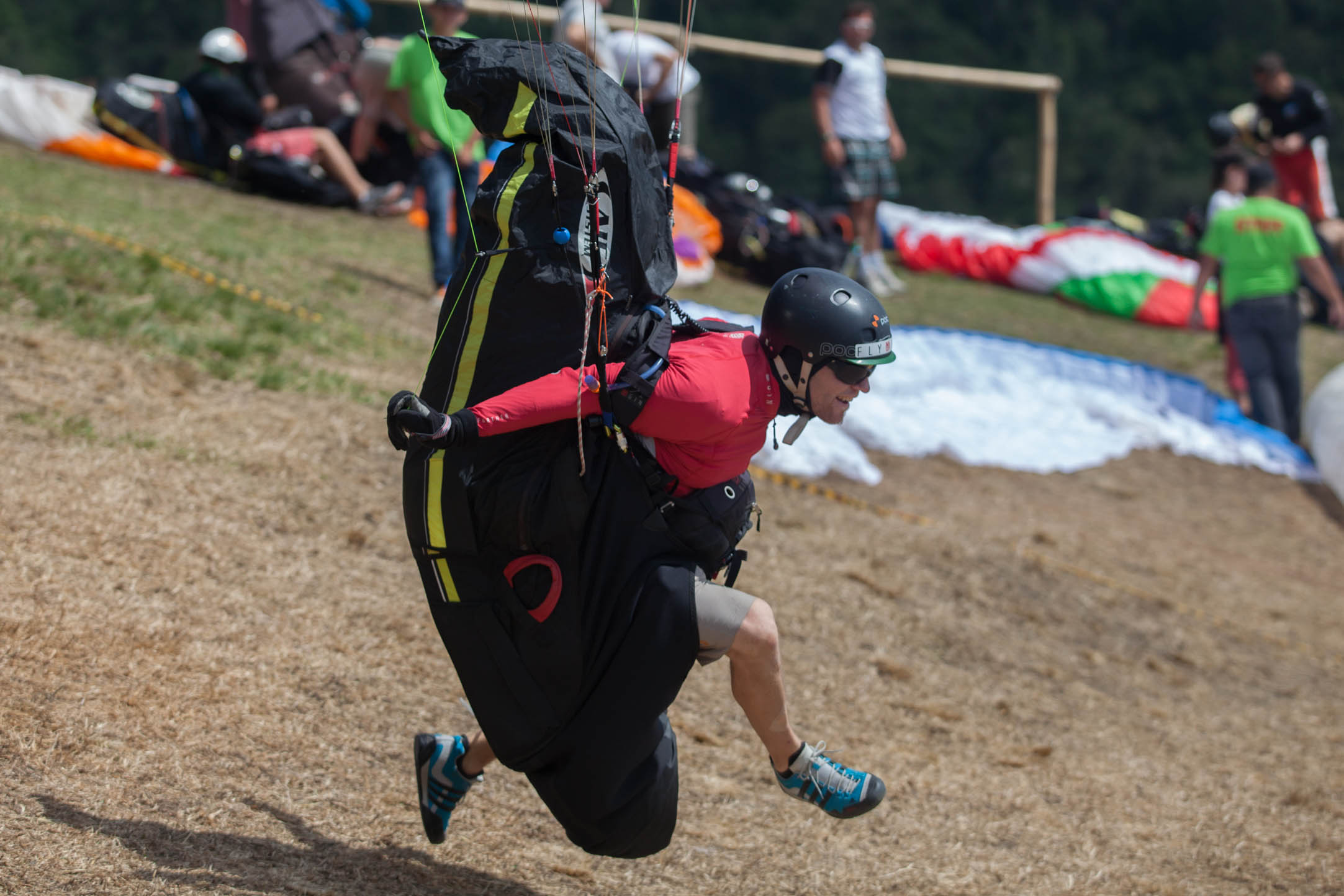 Julian Andres Carreño, piloto Colombiano, en su llegada a la meta hoy sabado 26 de enero en Roldanillo Valle del Cauca, durante el último día de la Superfinal del Paragliding World Cup 2013  competencia que se desarrolla por primera vez en Colombia. En la SPWC participan los 140 mejores pilotos del mundo provenientes de 32 paises. Foto: Federico Rios