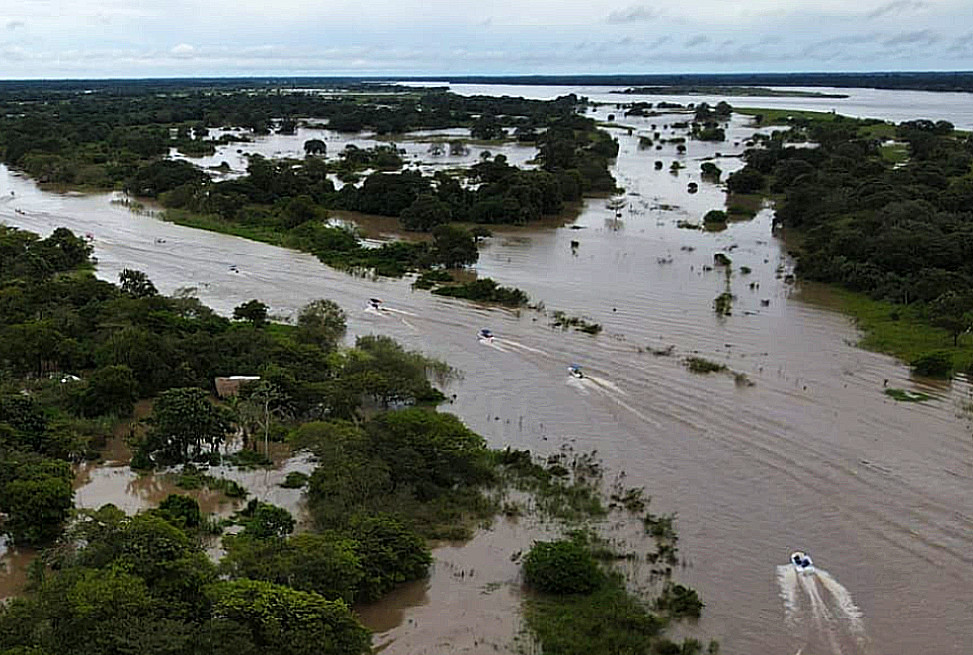La caravana de botes recorre el río Meta durante la travesía desde Puerto López hasta Orocué.