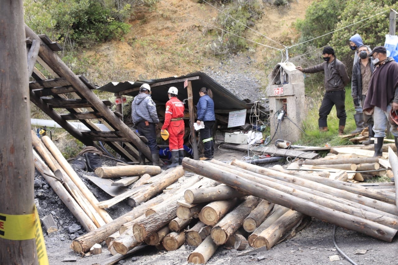 Se espera que se continúe con la remoción de escombros y en la tarde se pueda hacer efectivo el rescate.