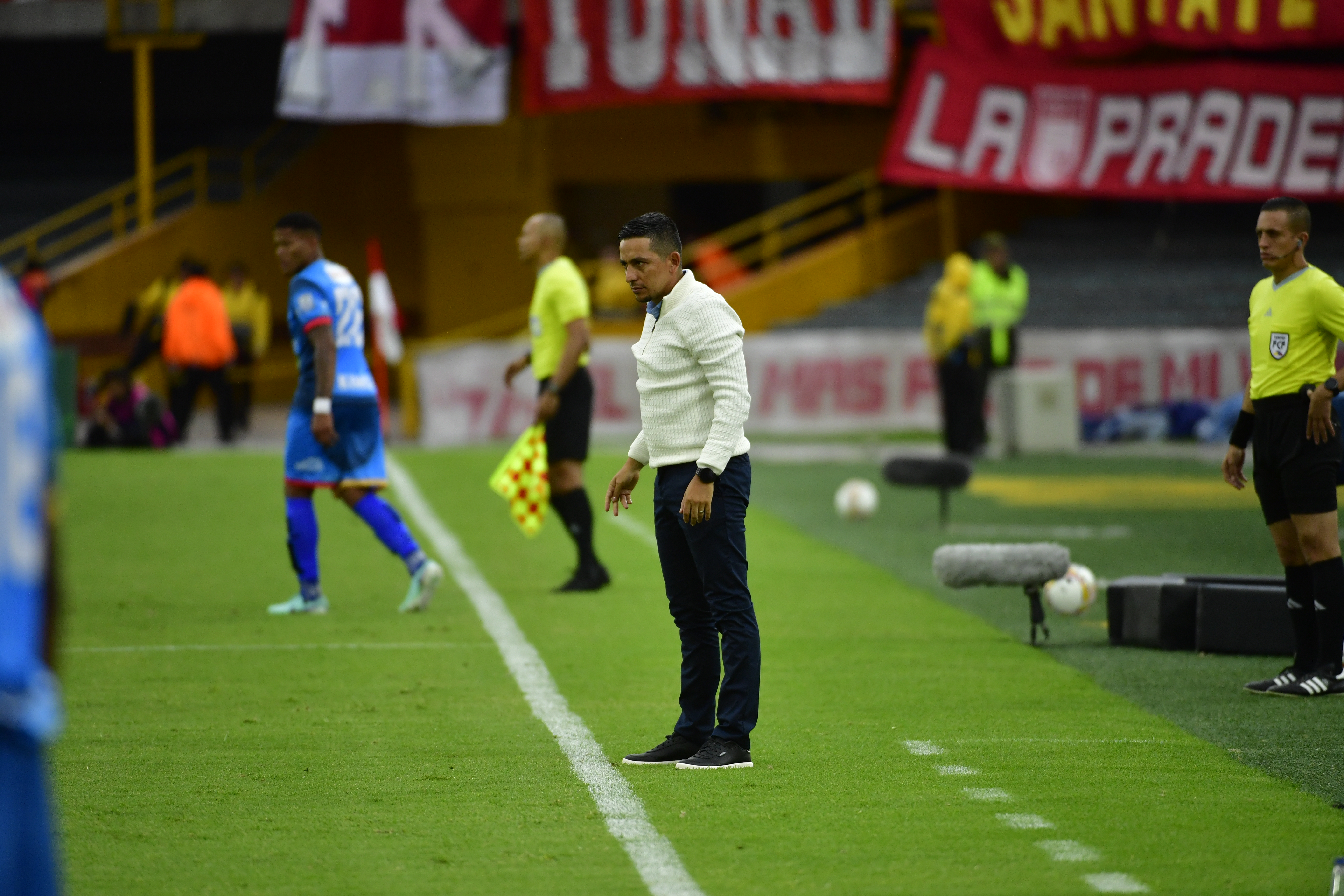 Técnico de Fortaleza CEIF durante encuentro ante Independiente Santa Fe en el estadio El Campin de Bogotá correspondiente a la fecha 11 de la Liga Betplay Dimayor