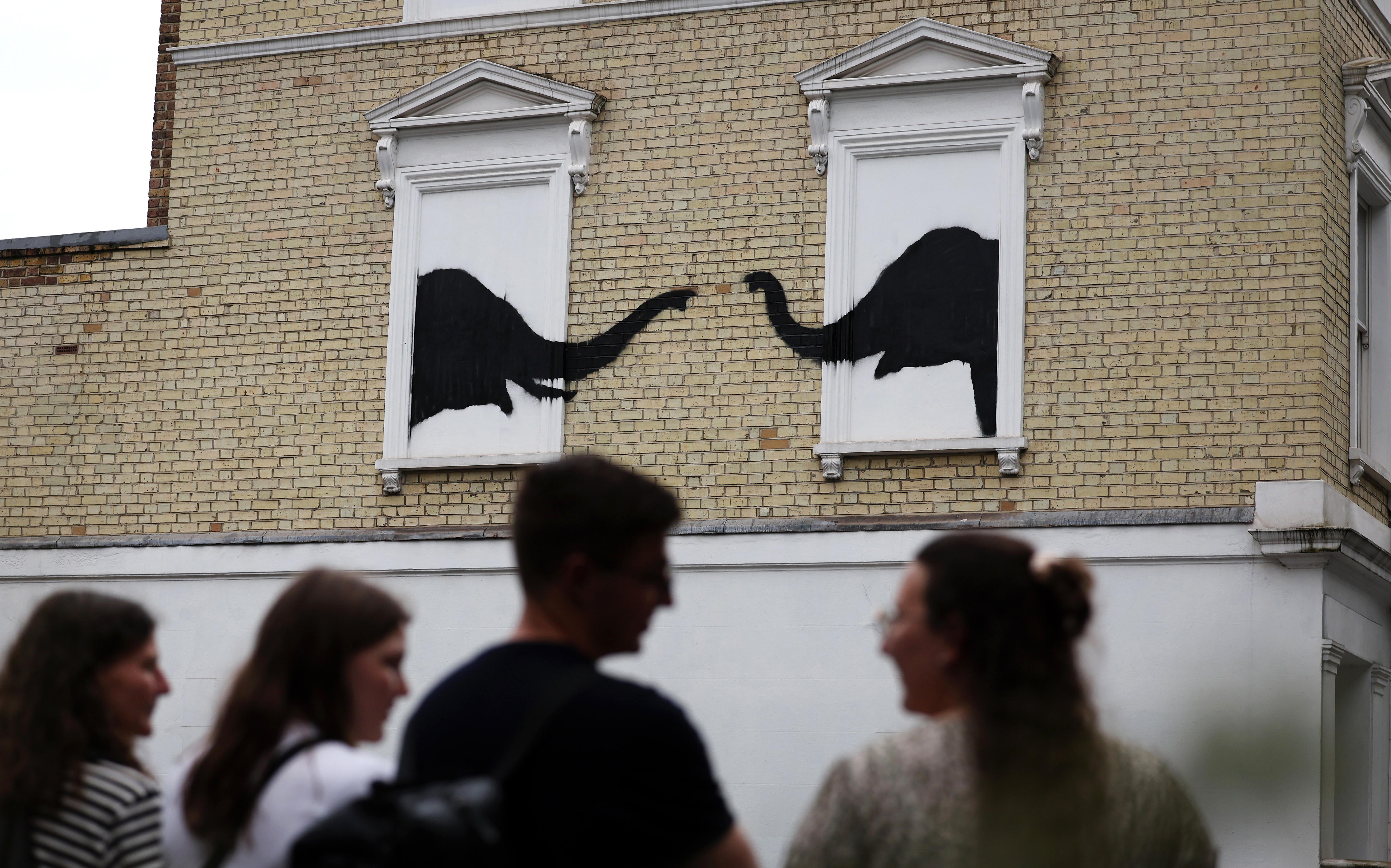 London (United Kingdom), 06/08/2024.- People view a new artwork by British anonymous street artist Banksy depicting two elephants in Chelsea, London, Britain, 06 August 2024. It is the second artwork Banksy has released on his official website in two days. (Reino Unido, Londres) EFE/EPA/ANDY RAIN
