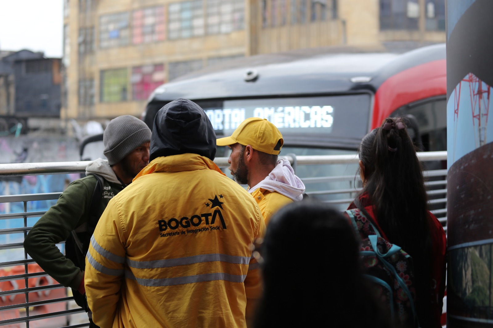 Las autoridades reforzaron el despliegue de equipos institucionales ante la constante presencia de habitantes de calle en Transmilenio.