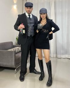 Manten tu elegancia con un disfraz de bajo presupuesto pero que cualquier fan de las series identificaría.