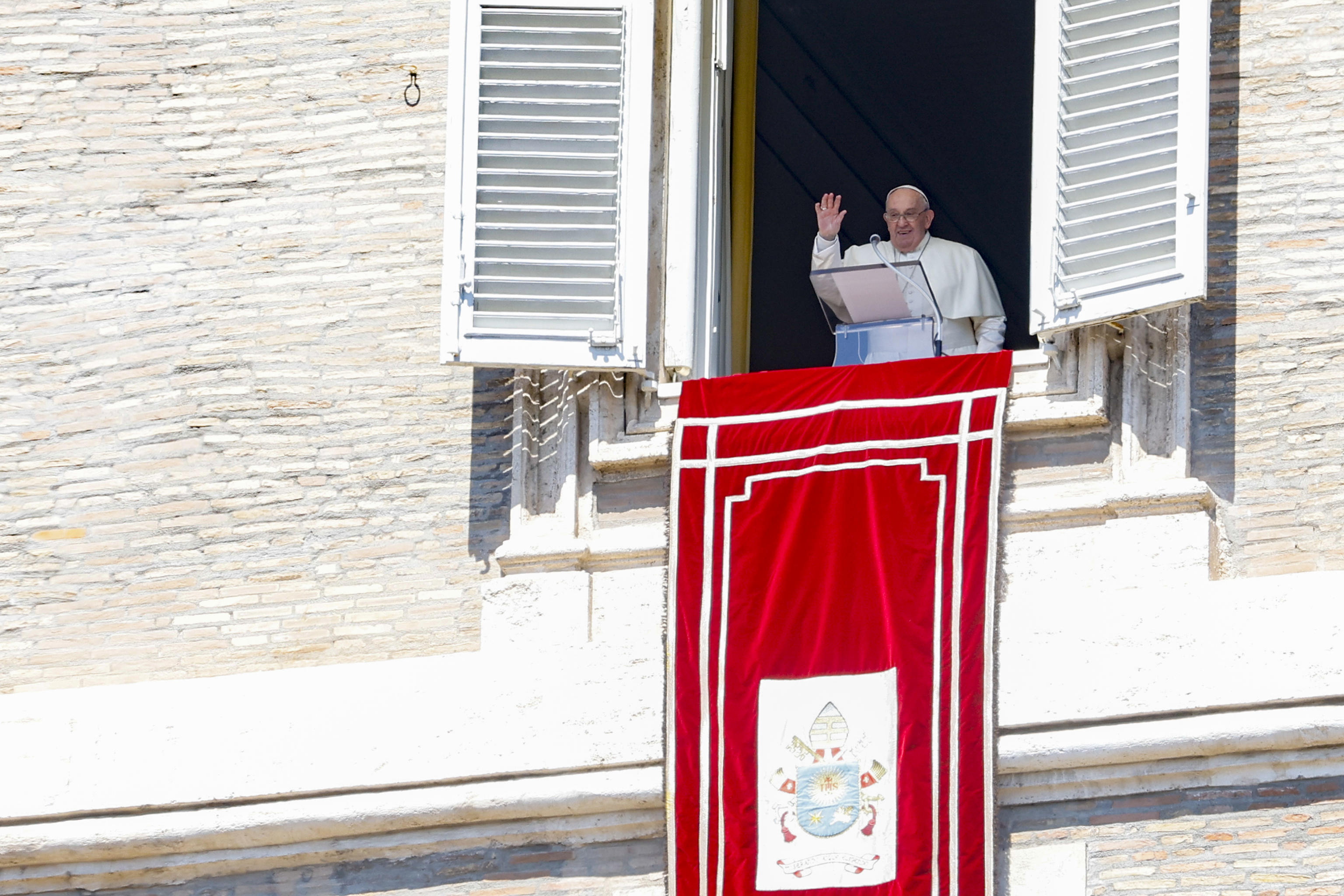 Vatican City (Vatican City State (holy See)), 14/04/2024.- Pope Francis leads the Regina Coeli prayer from the window of his office at the Apostolic Palace overlooking Saint Peter's Square, Vatican City, 14 April 2024. (Papa) EFE/EPA/FABIO FRUSTACI