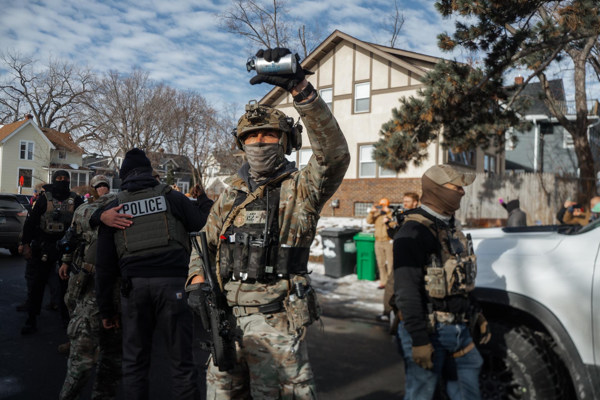FOTODELDÍA EPA3769. MINNEAPOLIS (ESTADOS UNIDOS), 12/01/2026.- Un agente de la Patrulla Fronteriza de EEUU apunta con un gas lacrimógeno a manifestantes durante una protesta este lunes, en Minneapolis (Estados Unidos). Como parte de una operación federal contra la inmigración ilegal en la que participaron más de 2000 agentes de la Patrulla Fronteriza, el Servicio de Inmigración y Control de Aduanas (ICE) y la Oficina de Investigaciones de Seguridad Nacional (HSI), un agente del ICE disparó mortalmente a la ciudadana estadounidense Renee Nicole Good en su vehículo durante una operación en el sur de Minneapolis el 7 de enero de 2026. EFE/EPA/ Olga Fedorova
